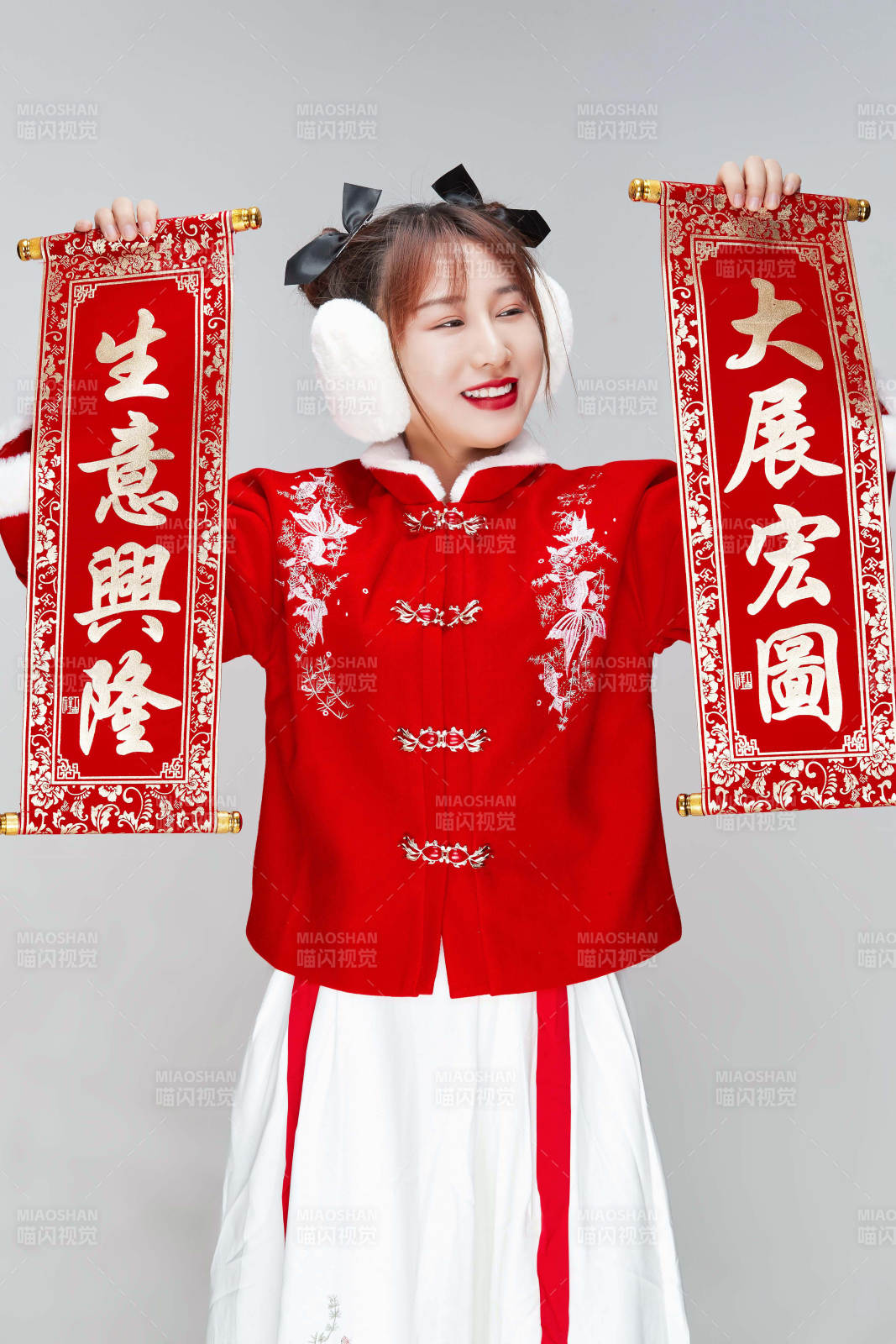 手持春聯身穿喜慶漢服的可愛少女