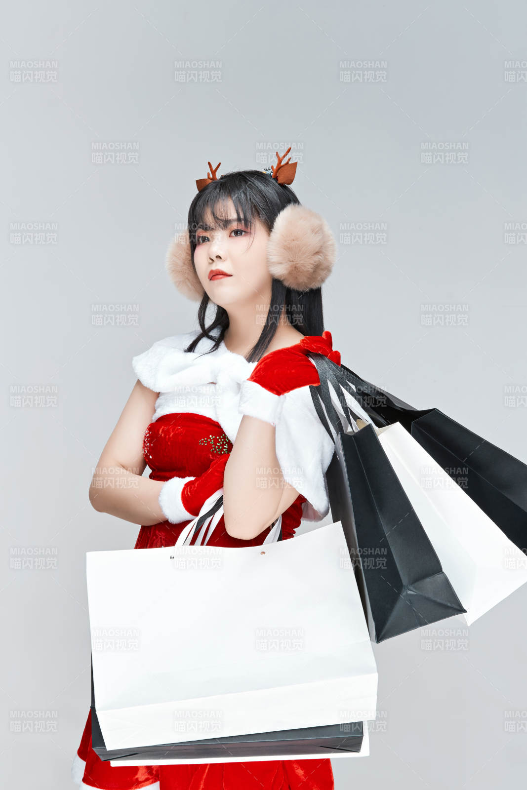 身穿圣誕服飾手提購物袋性感可愛的圣誕女郎