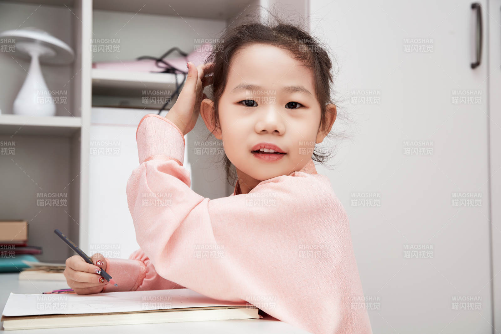 在家玩耍的亞洲小女孩