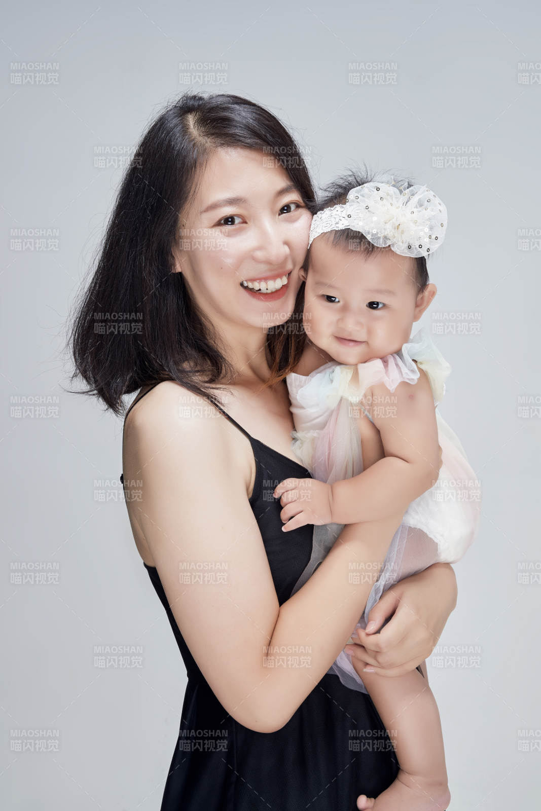 媽媽陪伴寶寶快樂的玩耍