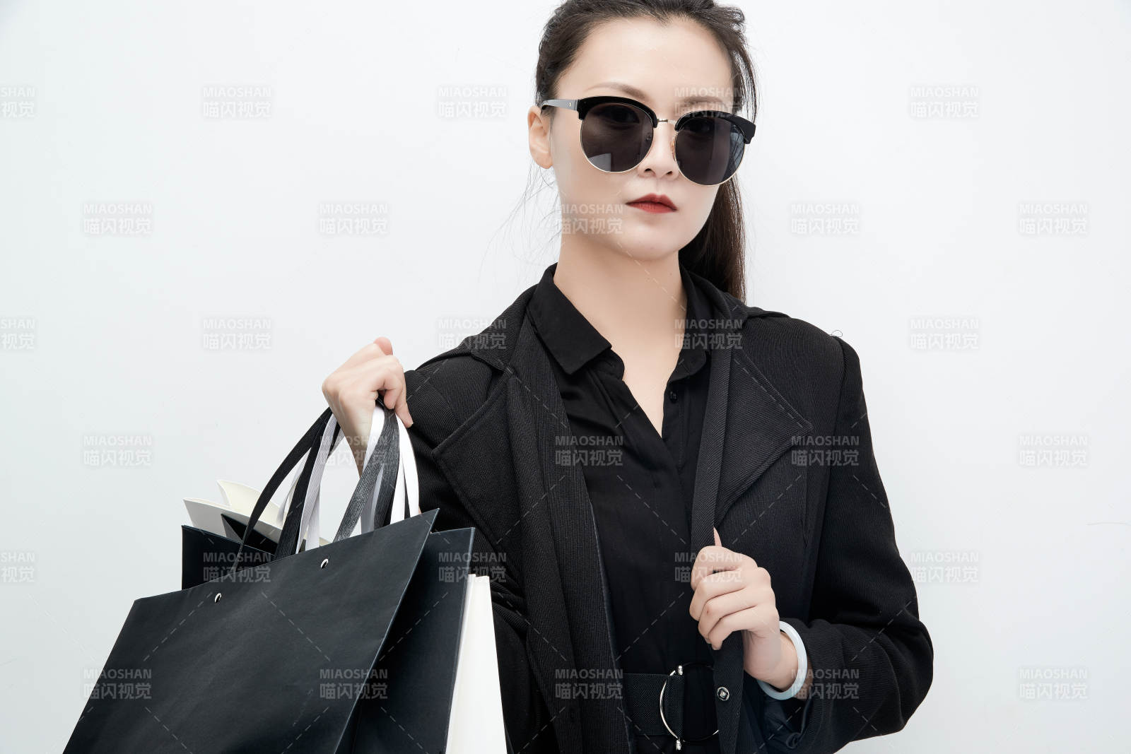 白色背景下手提購物袋時尚美麗的亞洲少女