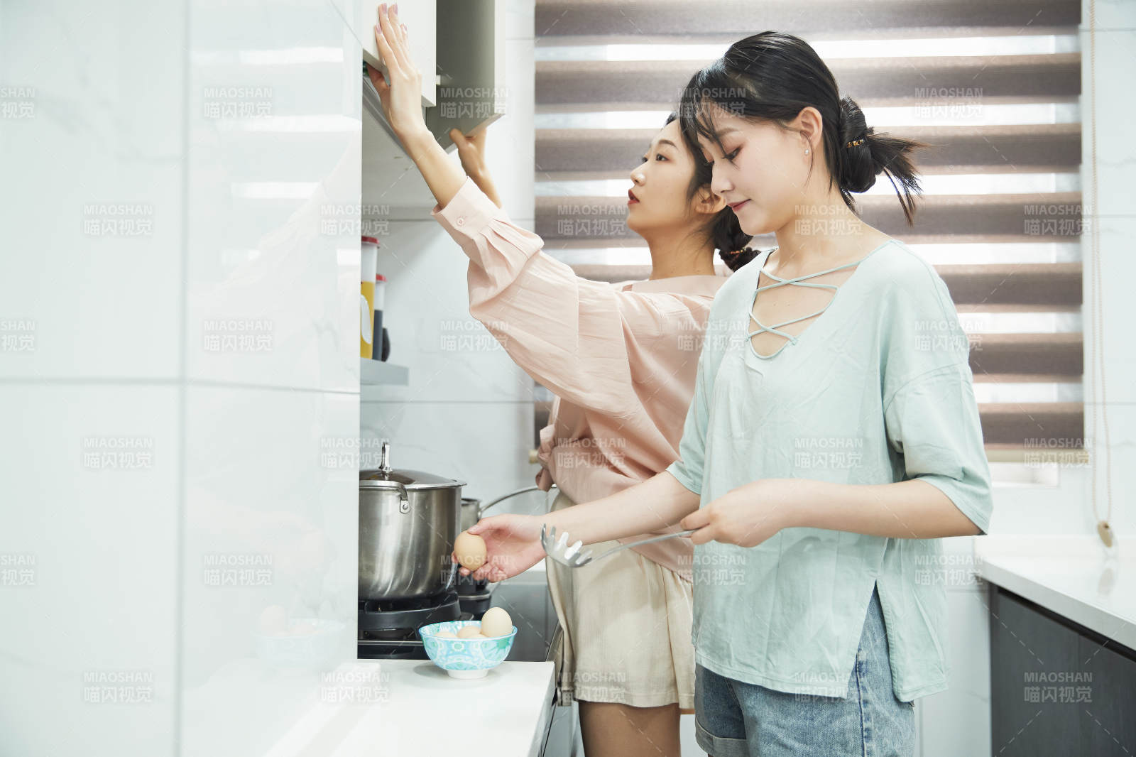 在廚房烹飪美食的亞洲閨蜜少女