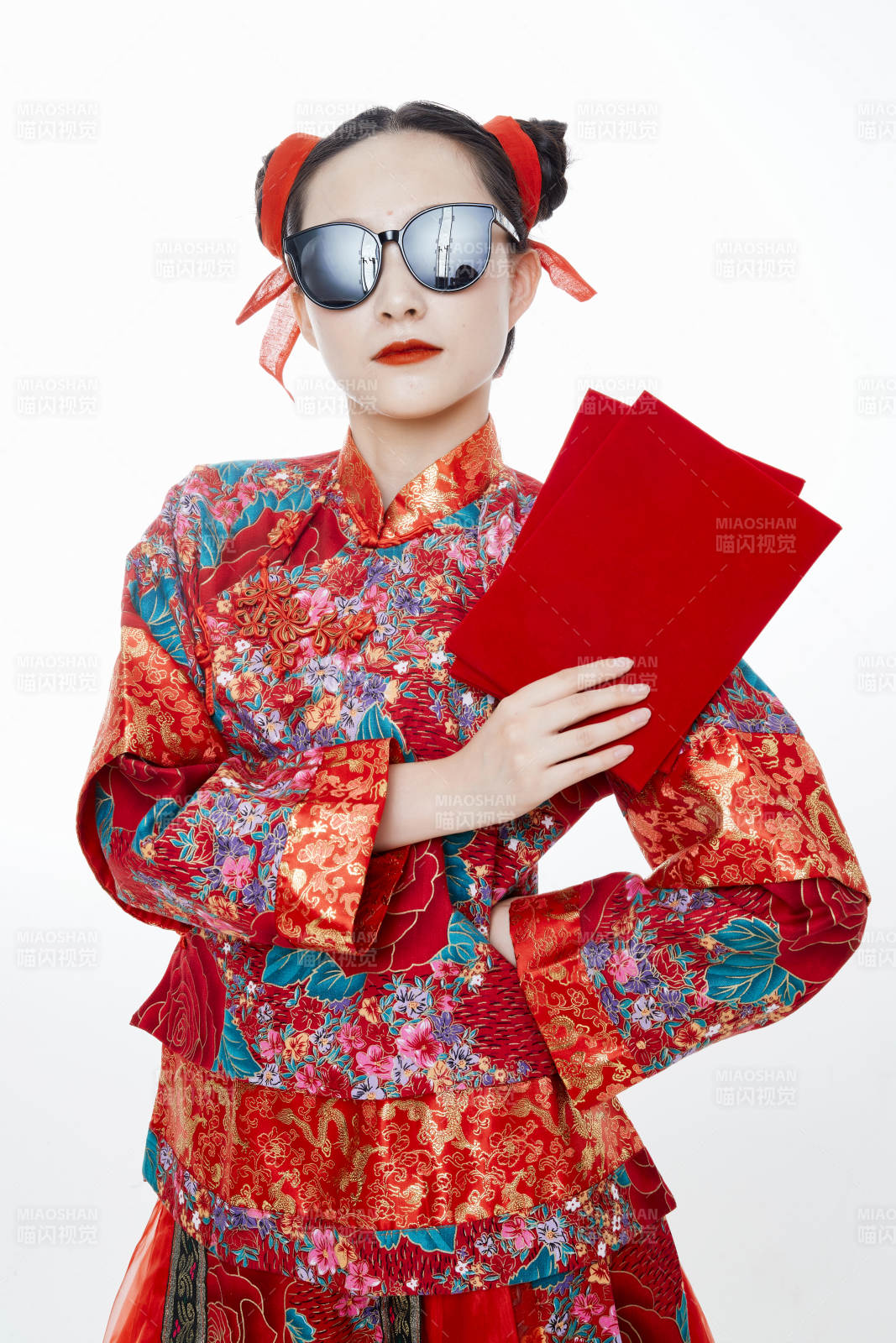 身穿中国传统服饰的青年女性