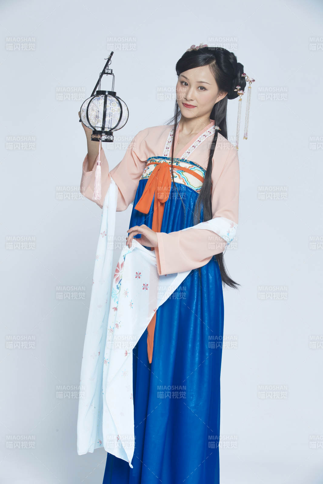 身穿古装的汉服女性人像汉服影棚拍摄图片