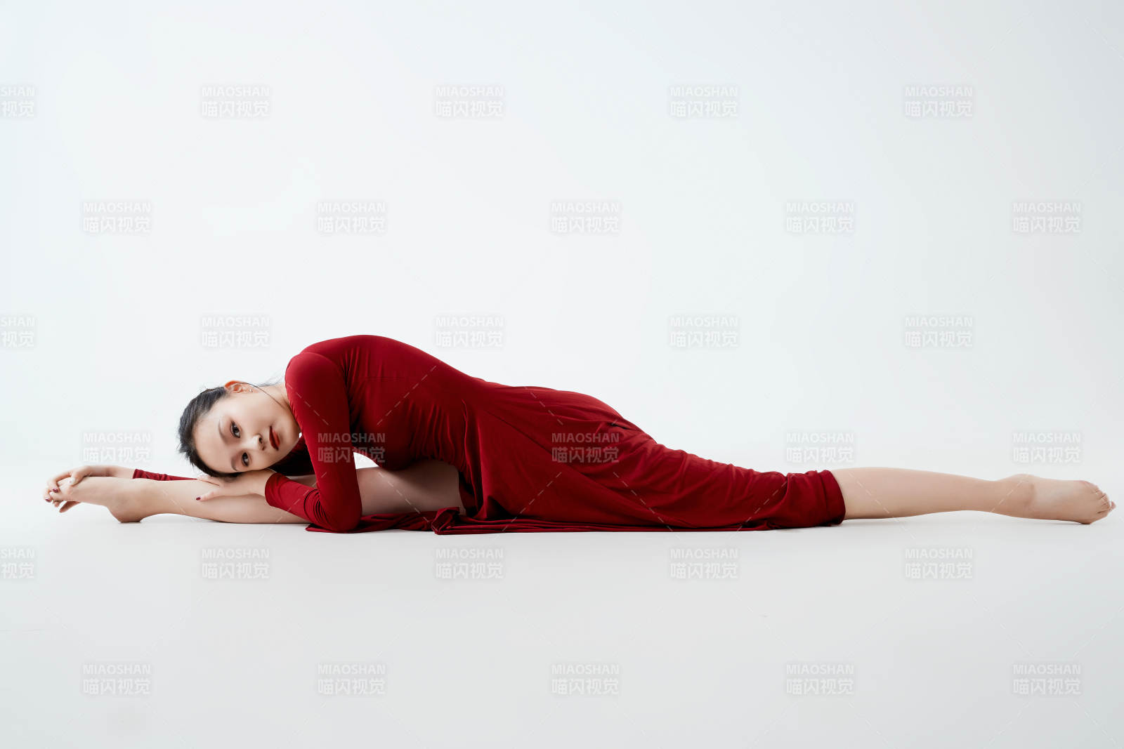 穿著紅色長裙翩翩起舞的少女