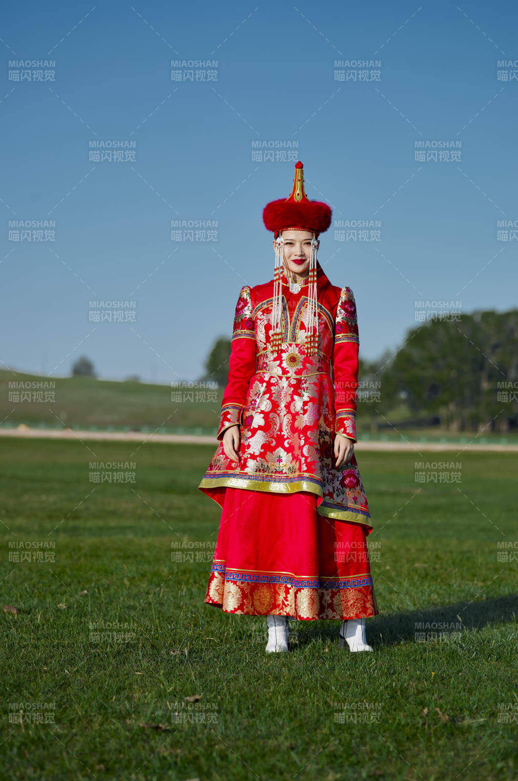草原上穿著蒙古族傳統服飾的亞洲年輕美少女