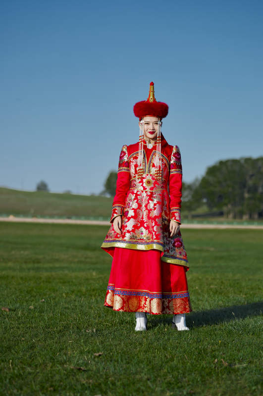 草原上穿着蒙古族传统服饰的亚洲年轻美少女