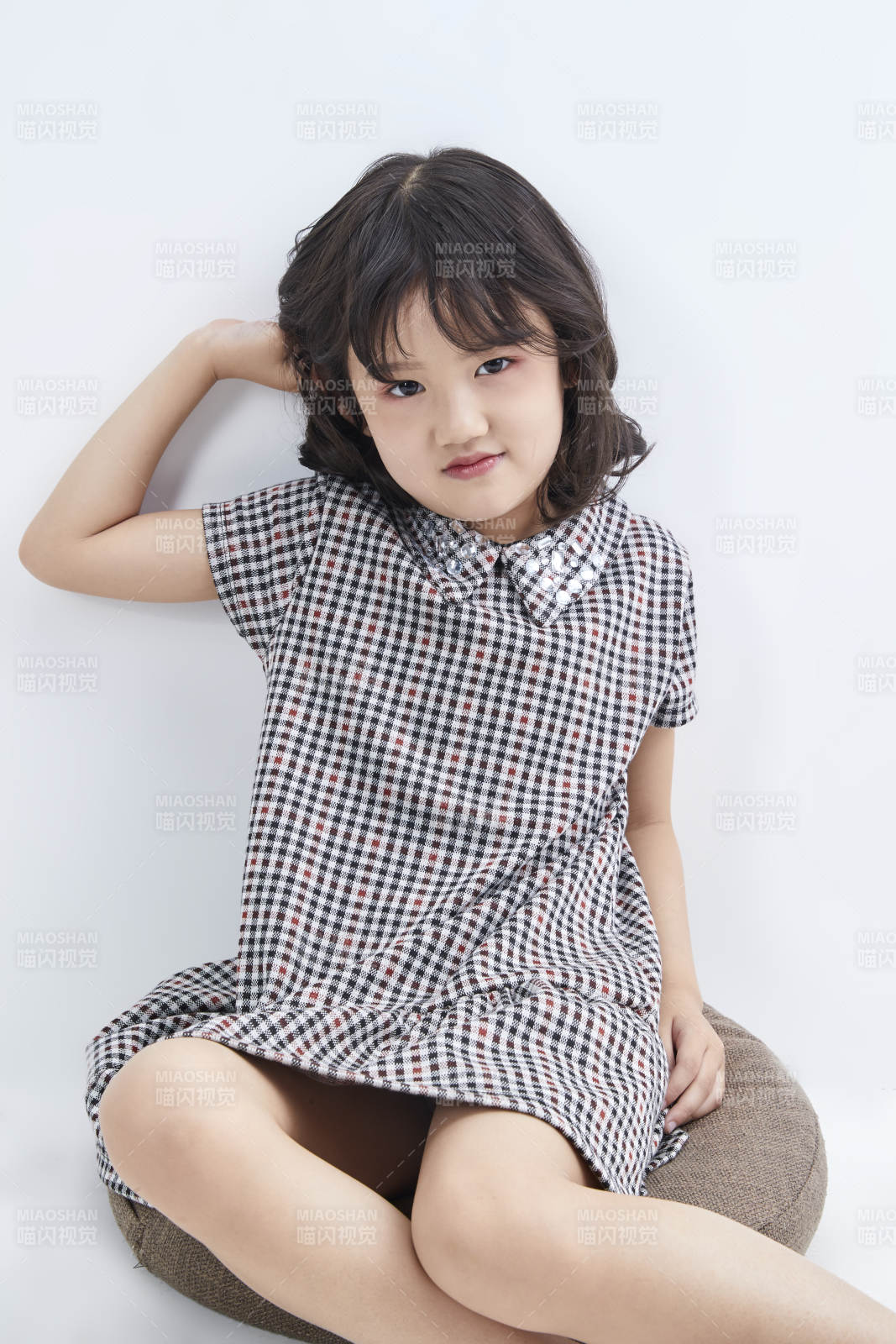 白色色背景的可愛的亞洲小女孩兒童