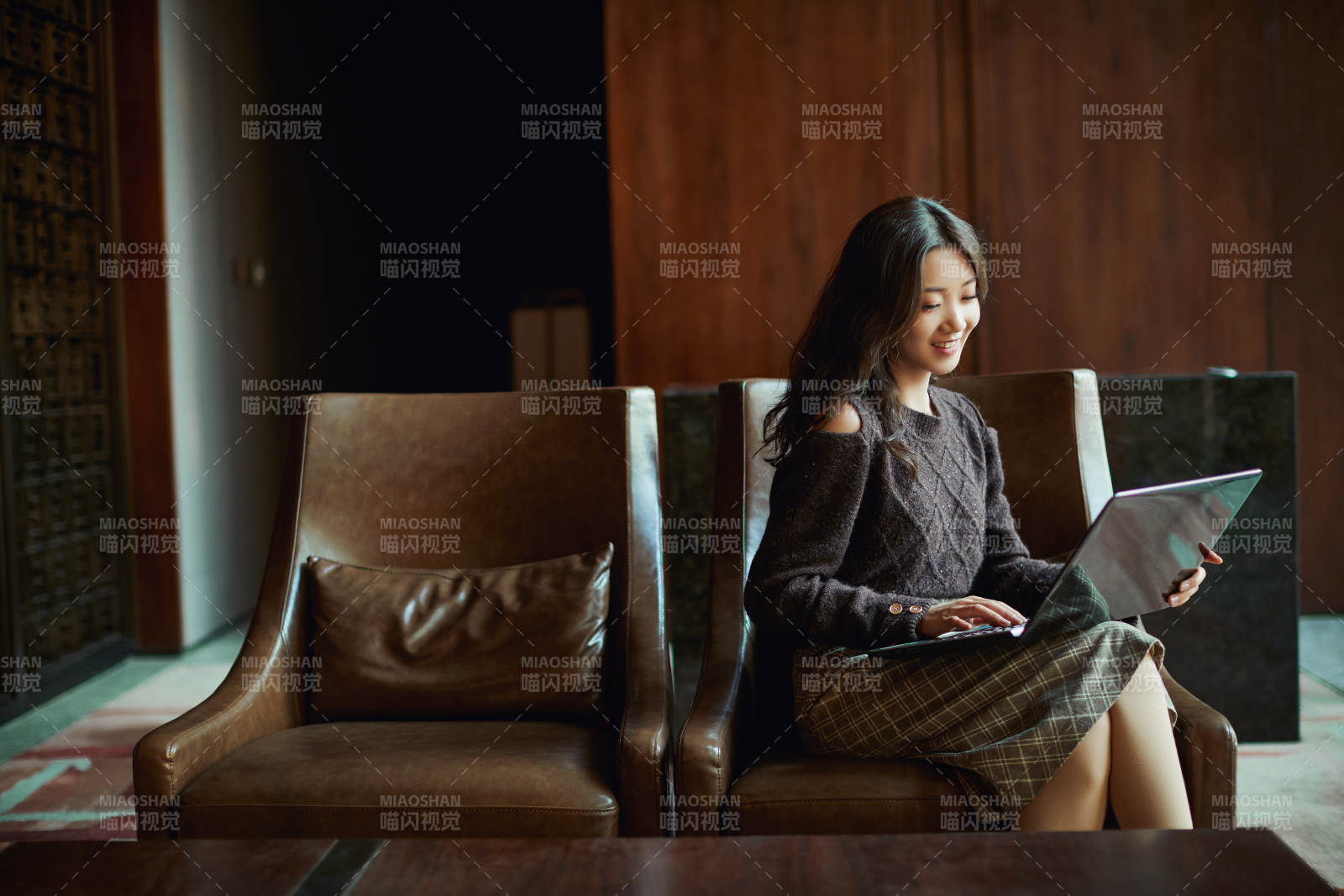 在室內使用電腦辦公的亞洲白領女性