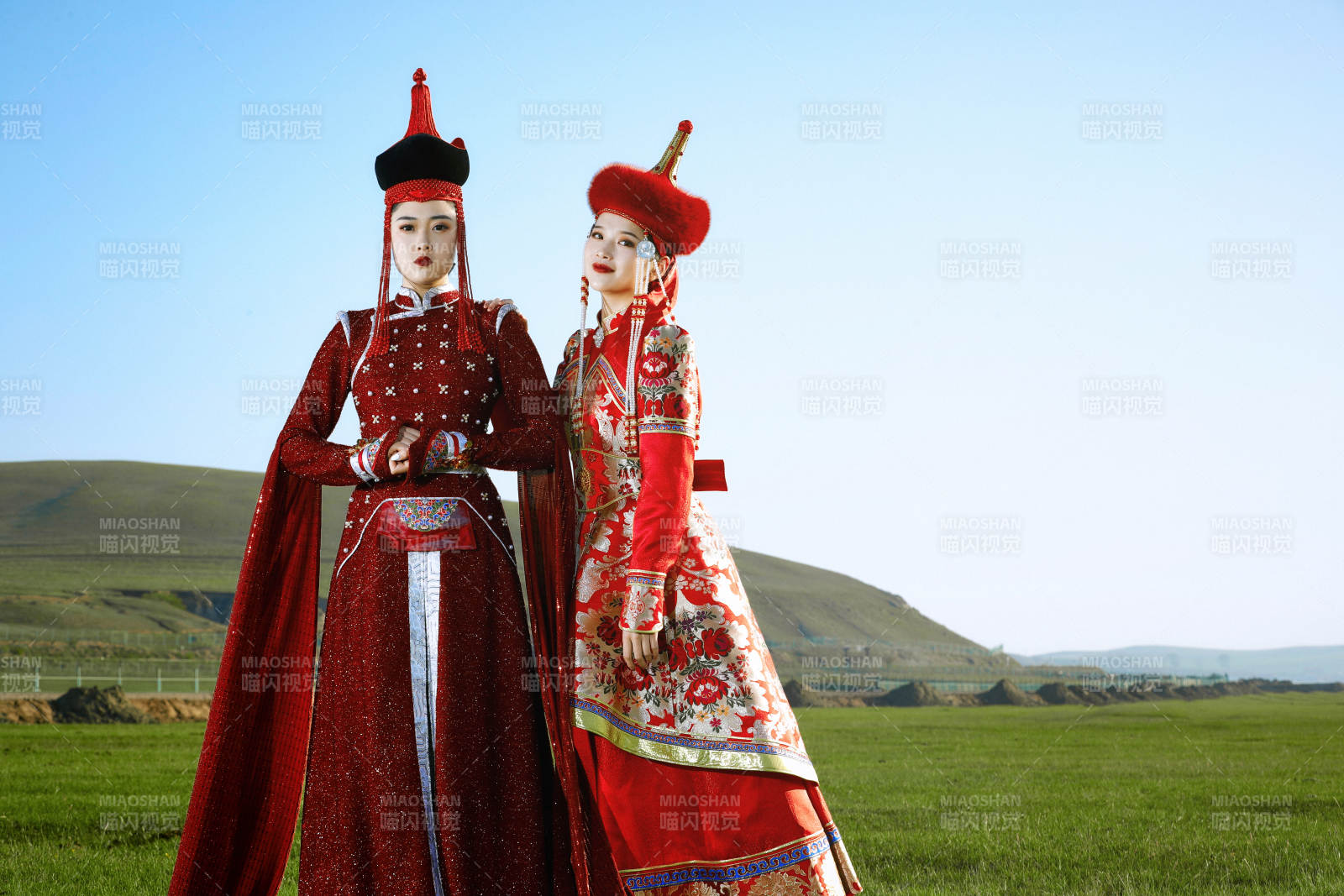 草原上穿著蒙古族傳統(tǒng)服飾的亞洲年輕美少女