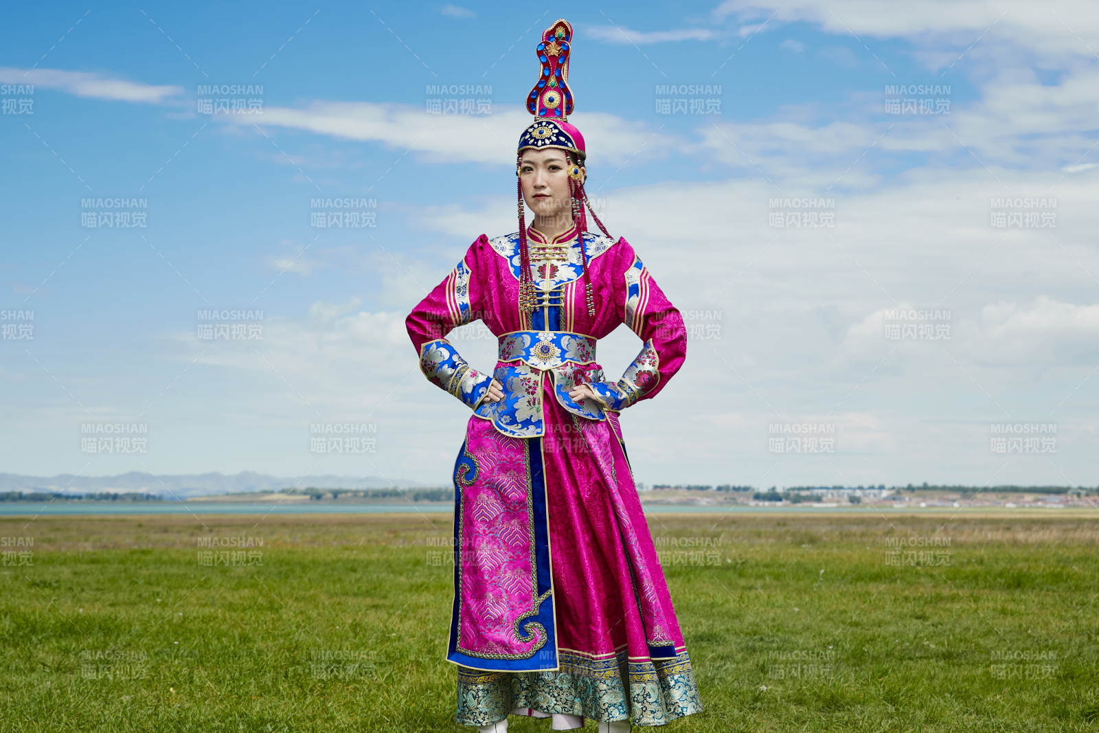 草原上身穿豪華蒙古族服飾的蒙族少女