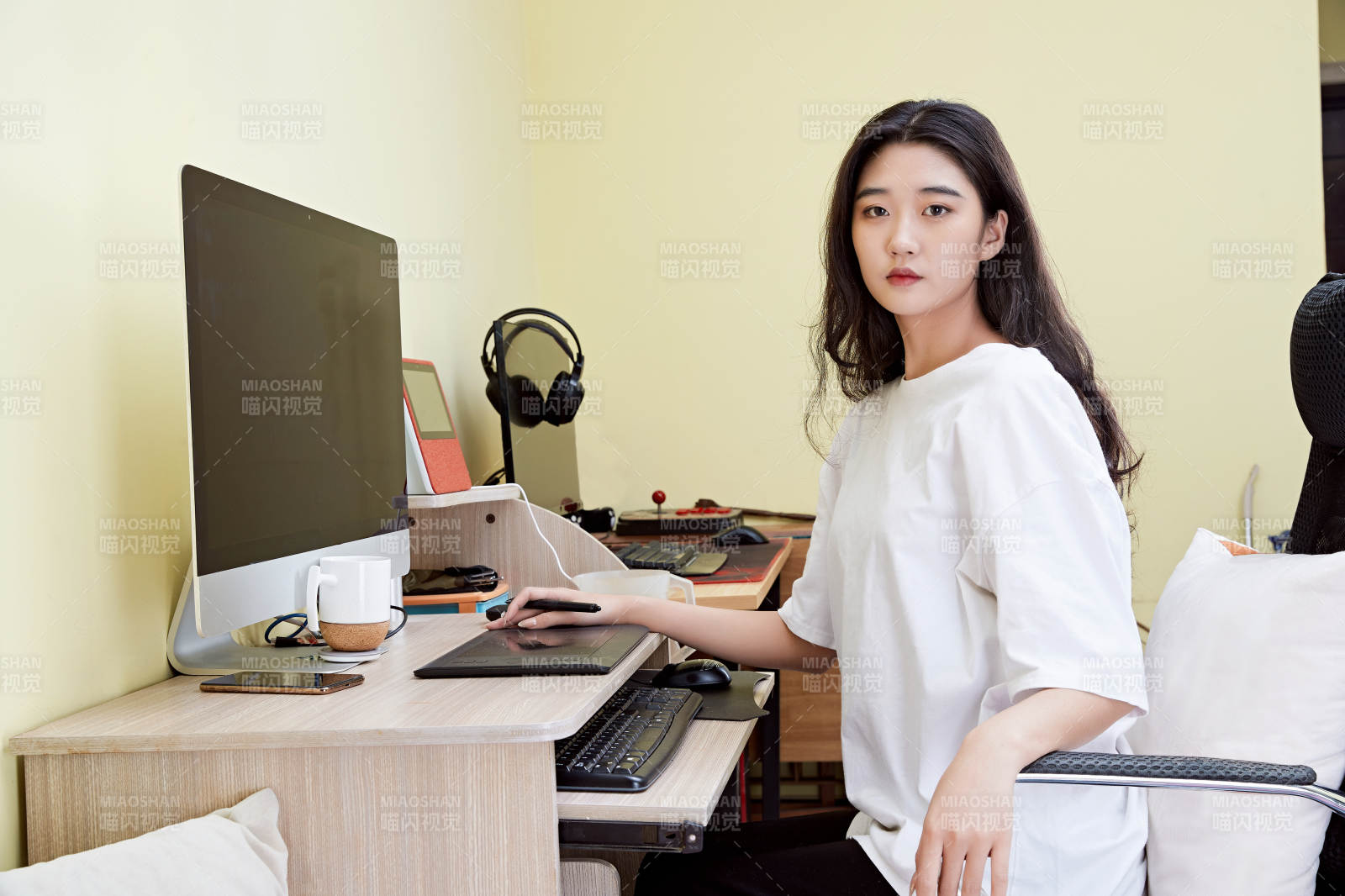 居家在電腦前創(chuàng)作插畫的年輕美女