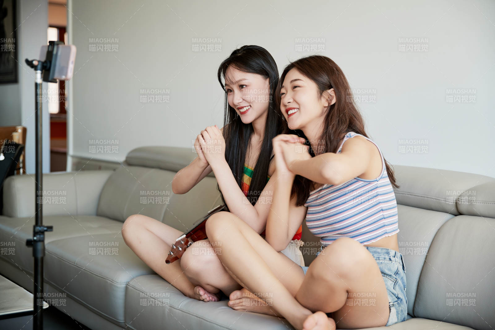 在家做主播直播的亞洲年輕閨蜜少女