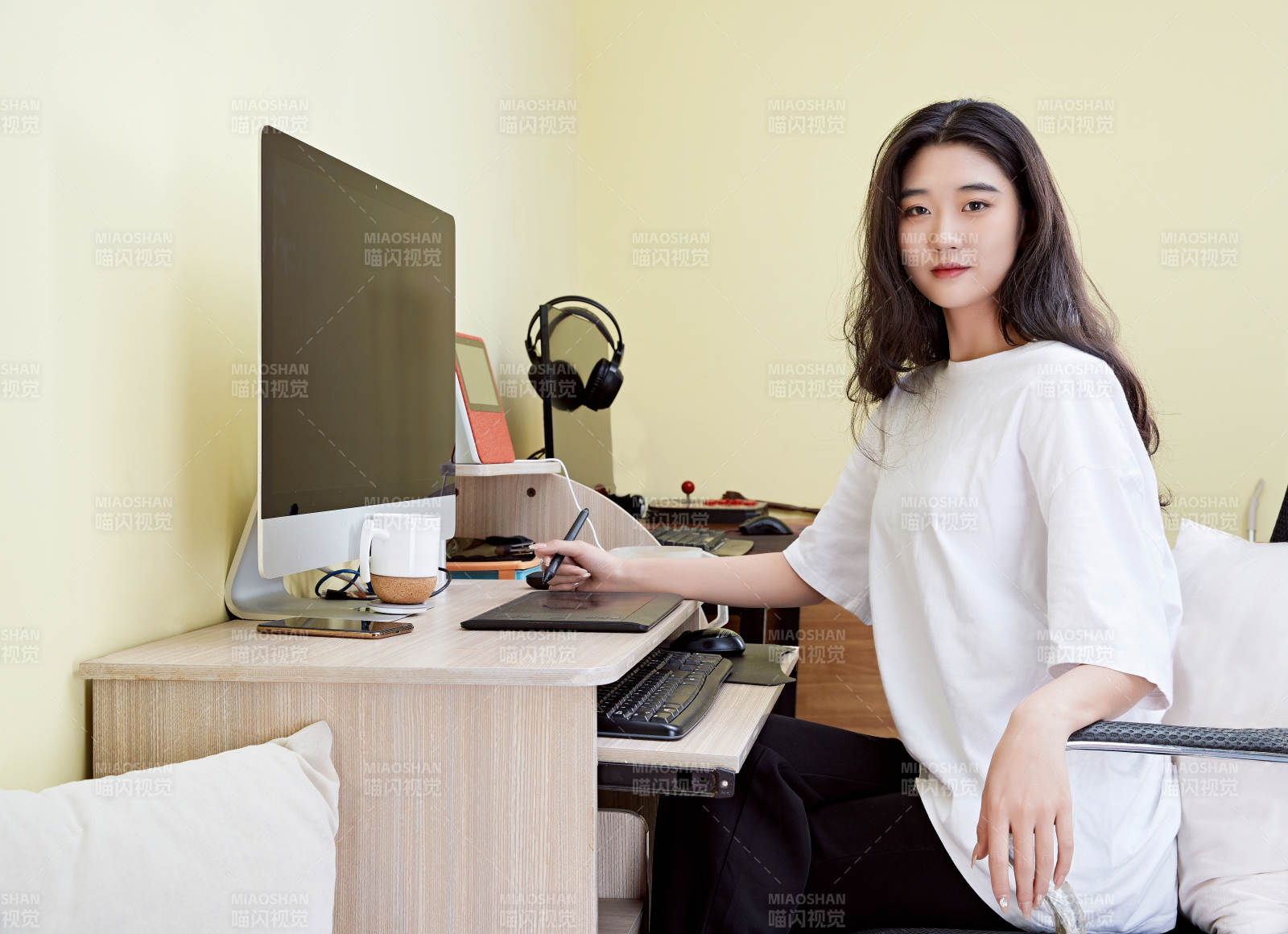 居家在電腦前創作插畫的年輕美女