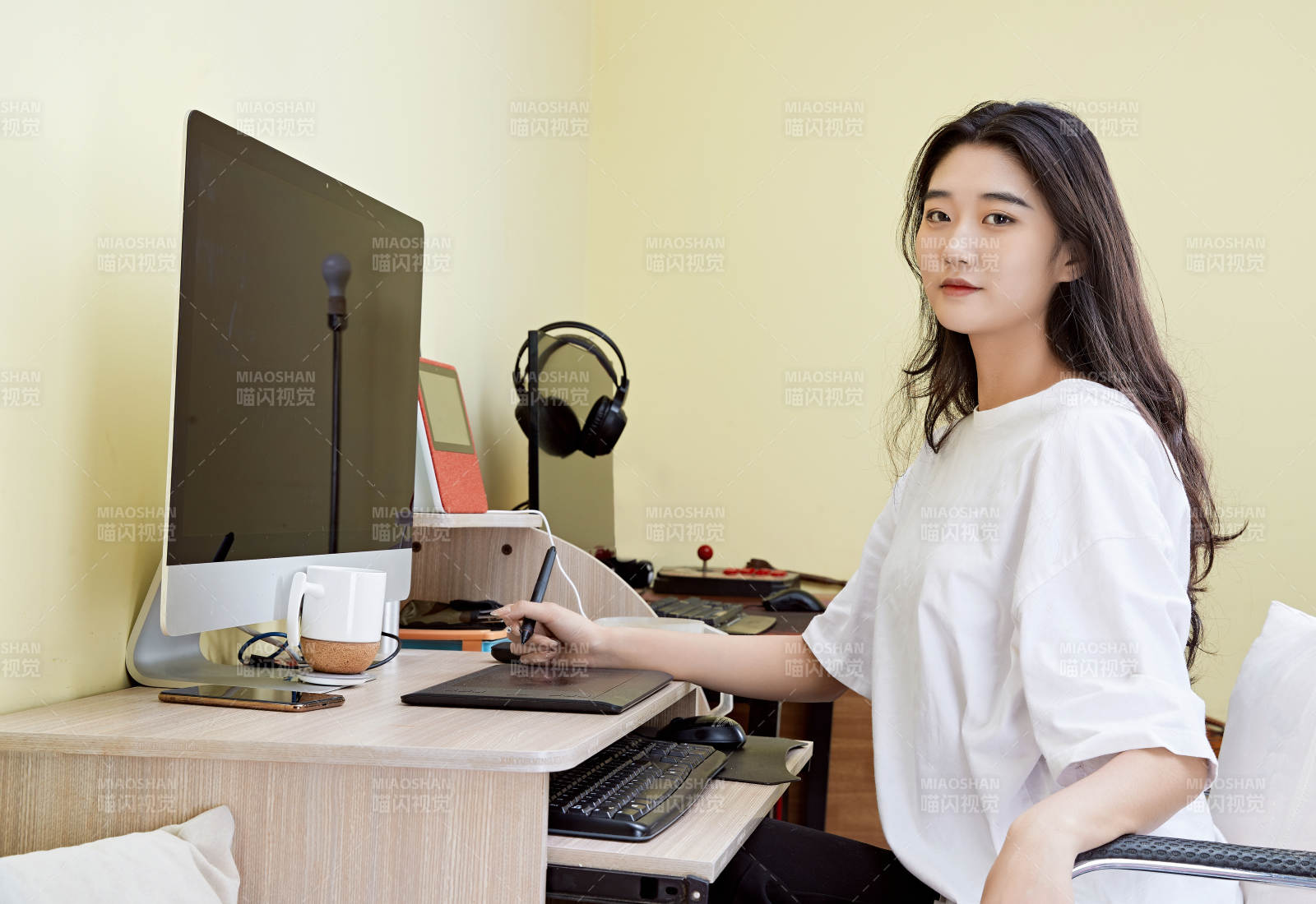 居家在電腦前創作插畫的年輕美女