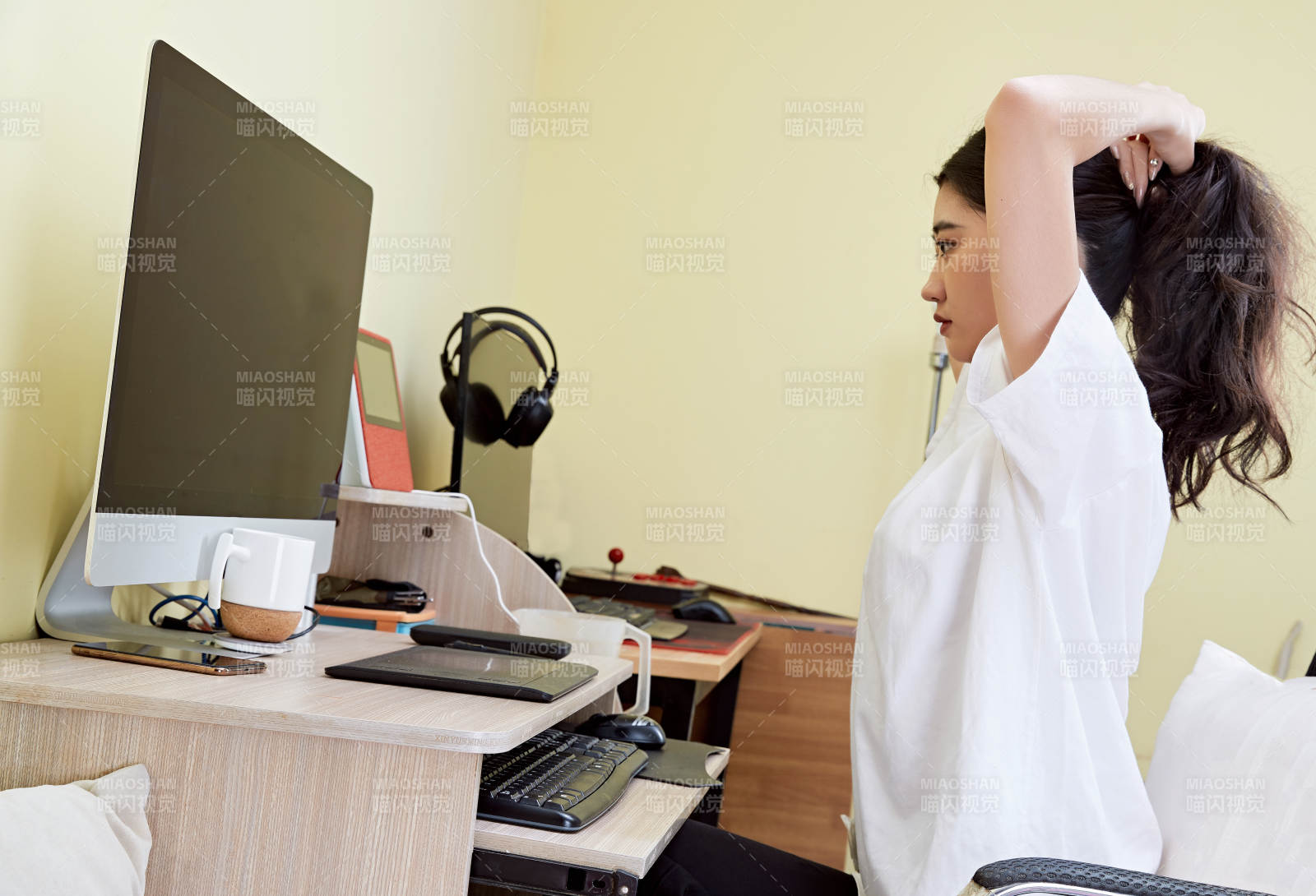 居家在電腦前創作插畫的年輕美女