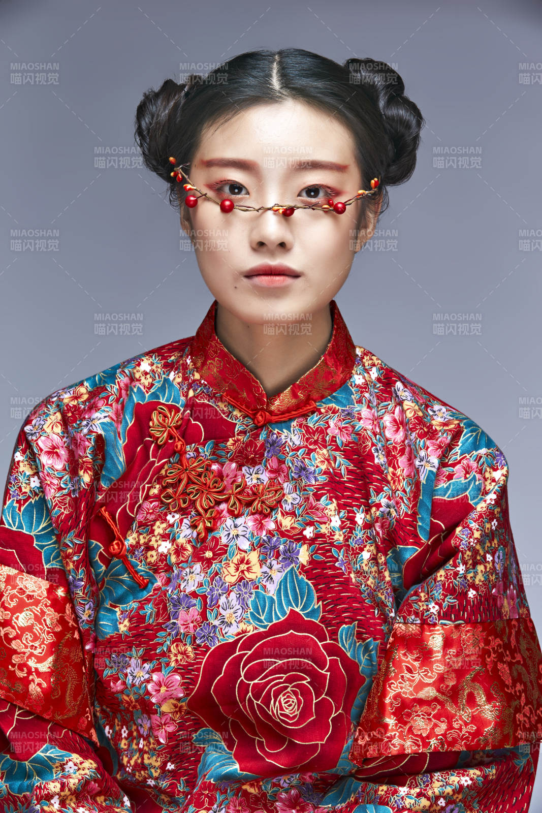 身穿中國秀禾服手撐油紙傘的亞洲女性模特