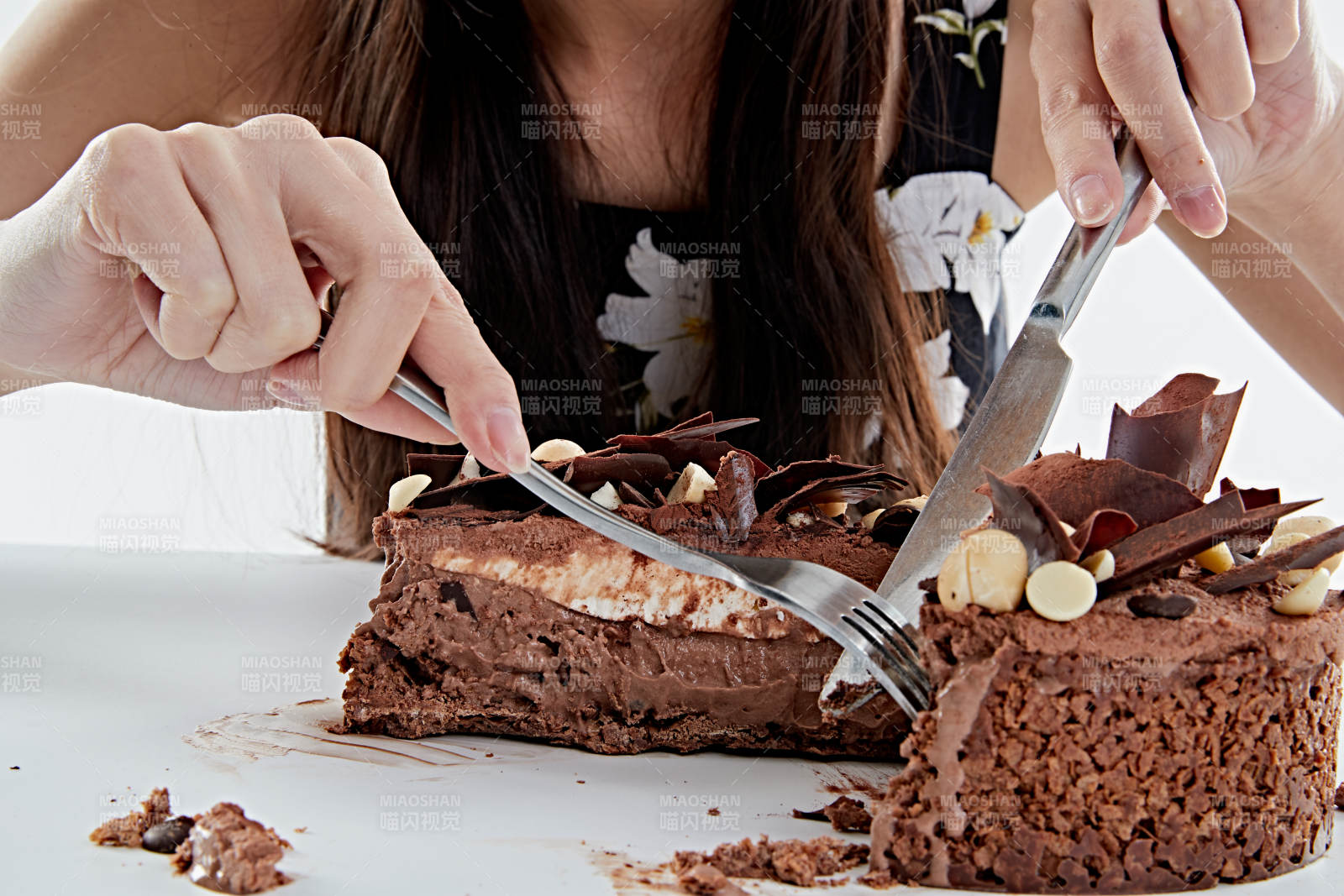 喝紅酒品嘗蛋糕的年輕女性