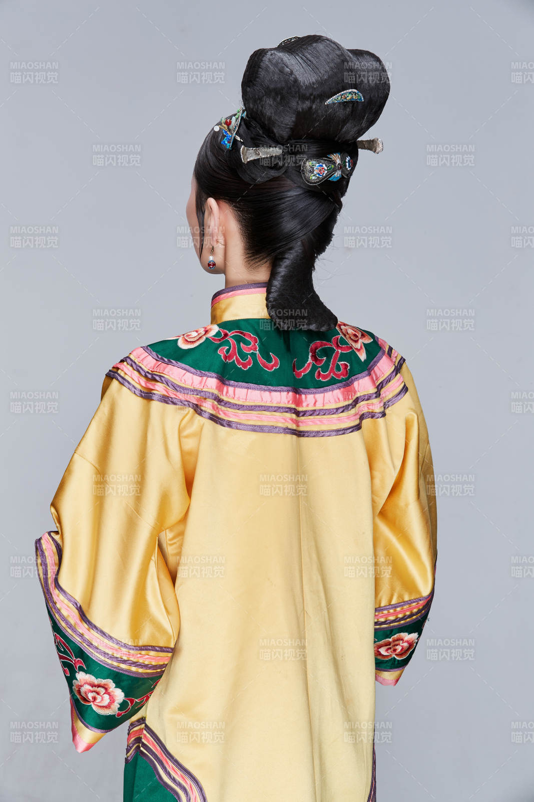 白色背景下的清代女性古裝造型清朝古裝