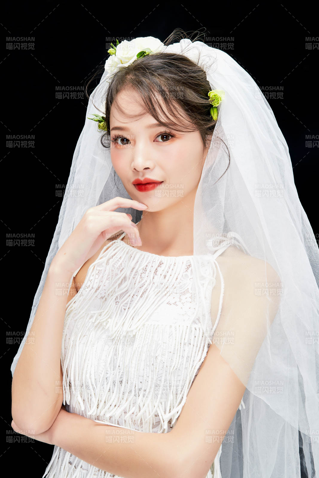黑色背景下的美妝新娘彩妝人像