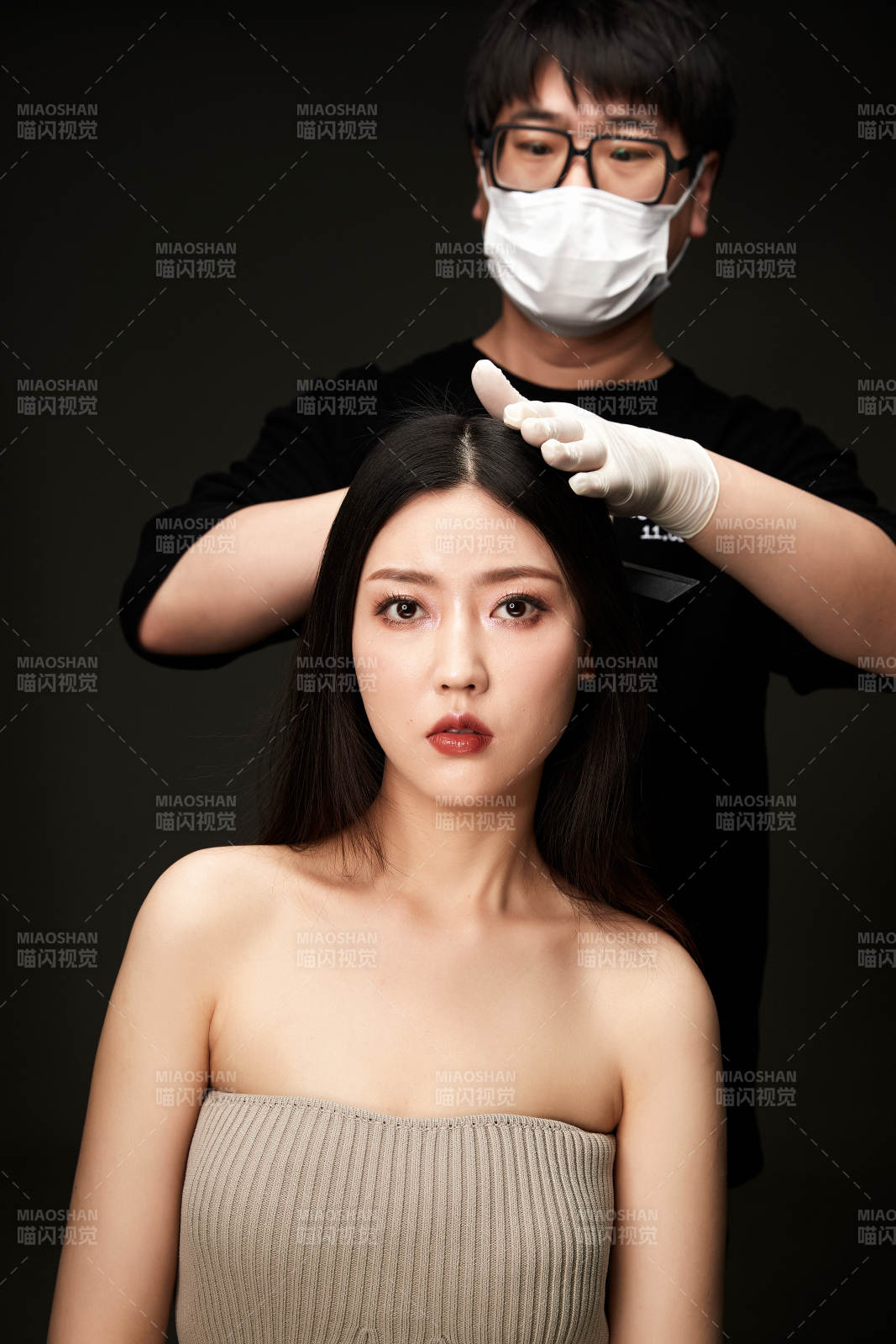 進行美妝化妝的化妝師與模特