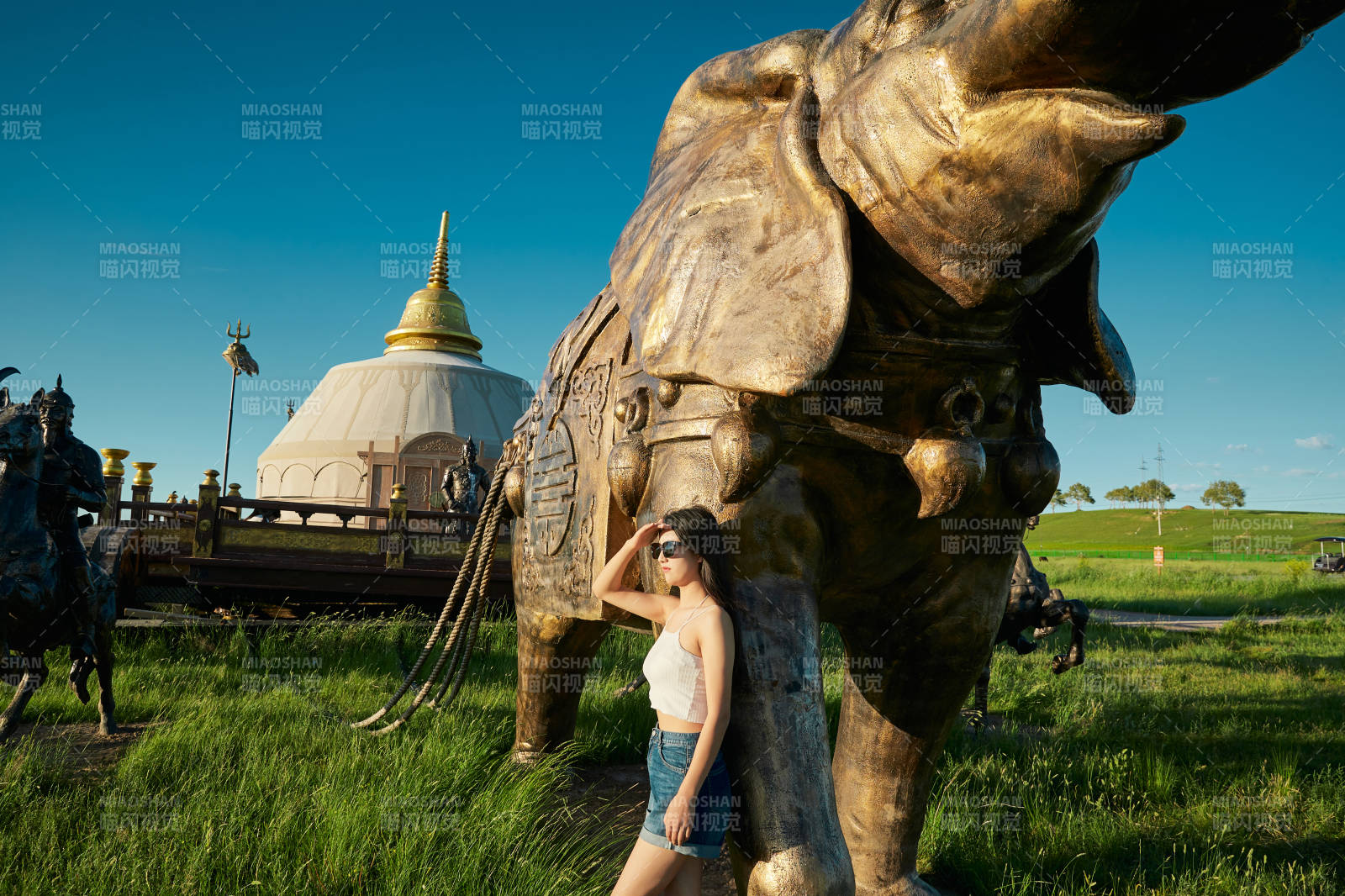 草原濕地公園游玩拍照的亞洲少女