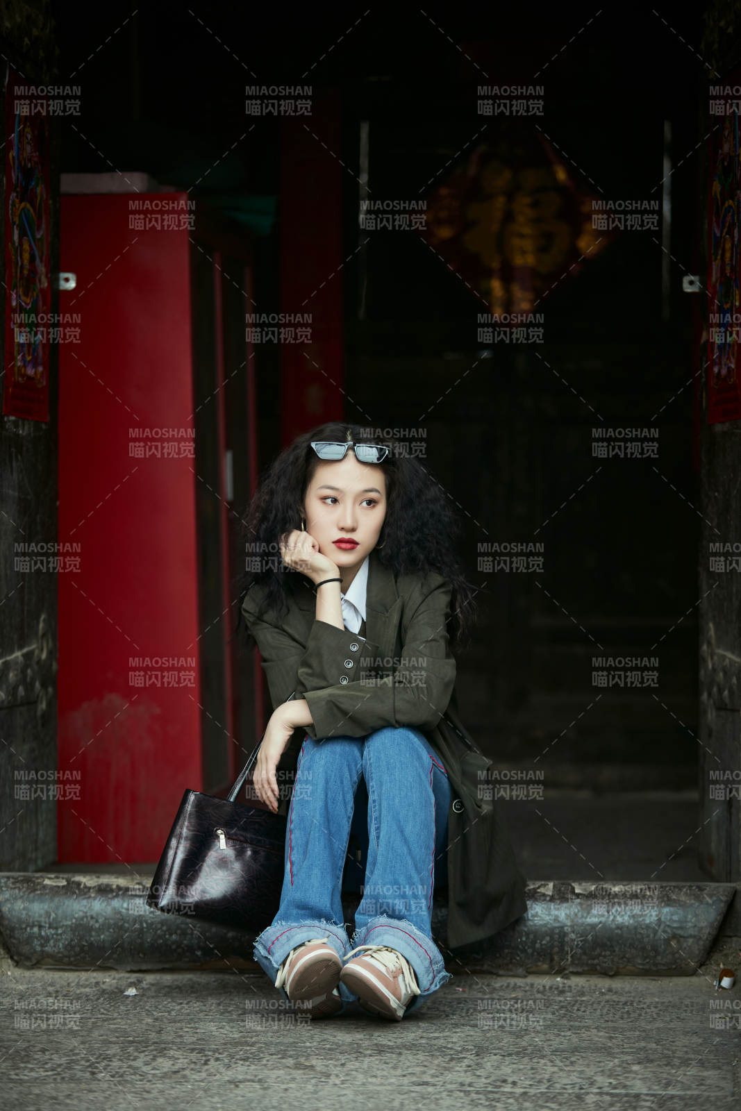 老旧城区里穿着复古港风的美丽清纯少女