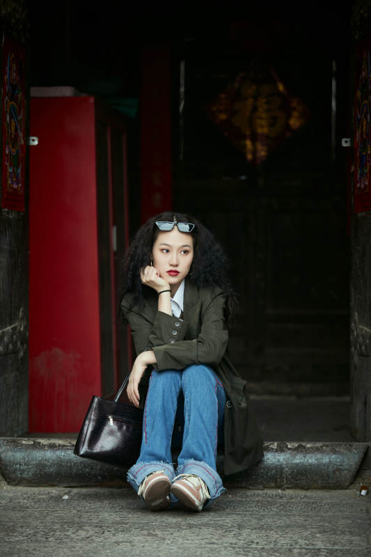 老旧城区里穿着复古港风的美丽清纯少女