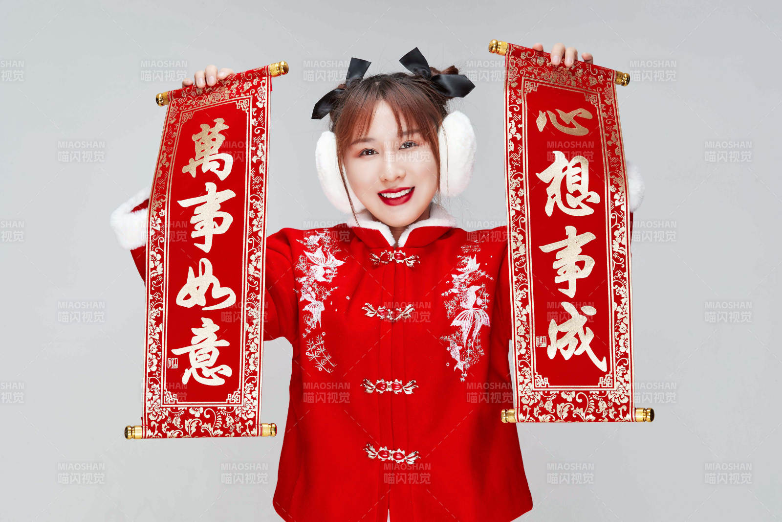 手持春聯身穿喜慶漢服的可愛少女