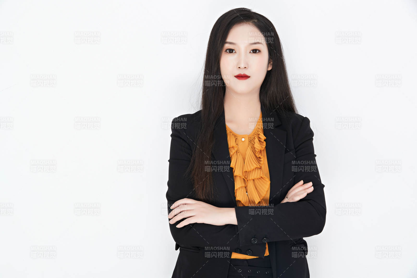 白色背景下的美麗商務(wù)女性肖像
