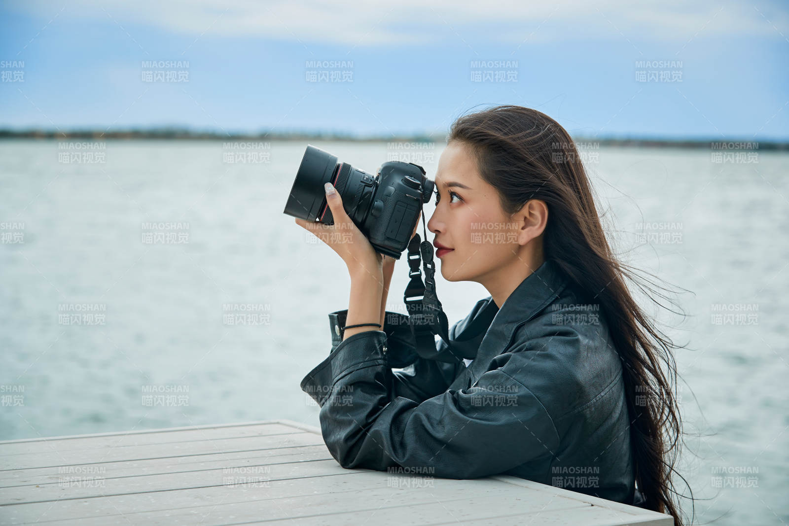 戶外湖畔進行拍攝的亞洲青年女性攝影師