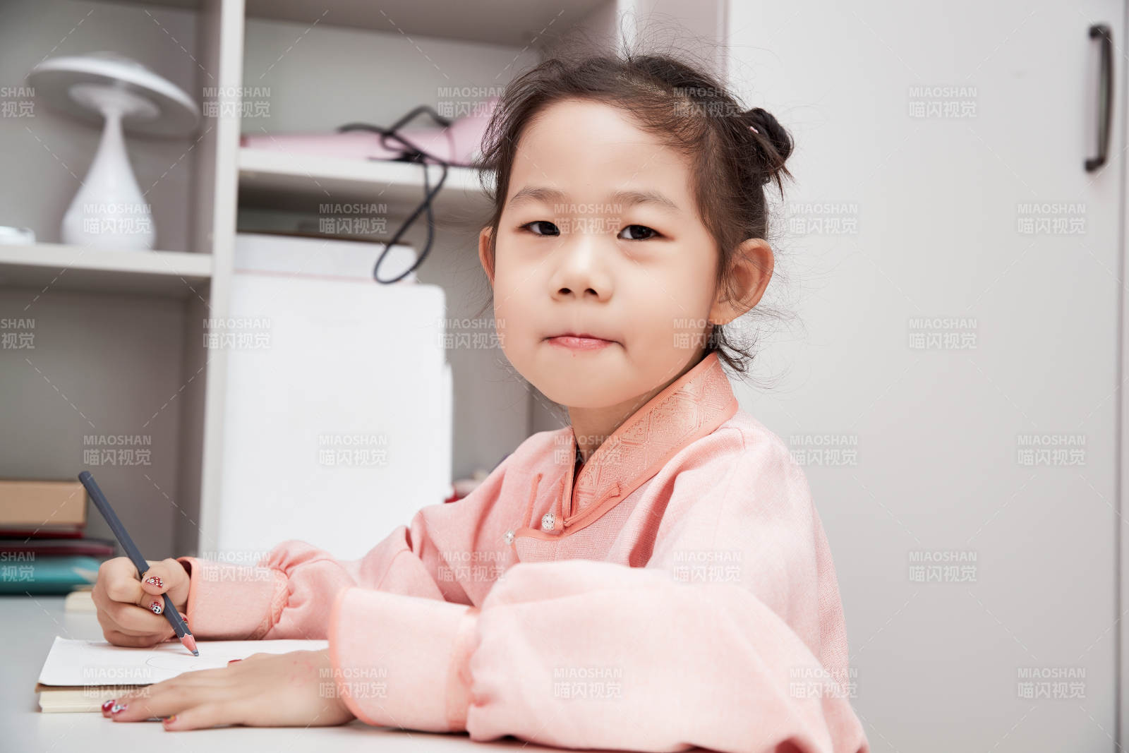 在家玩耍的亞洲小女孩