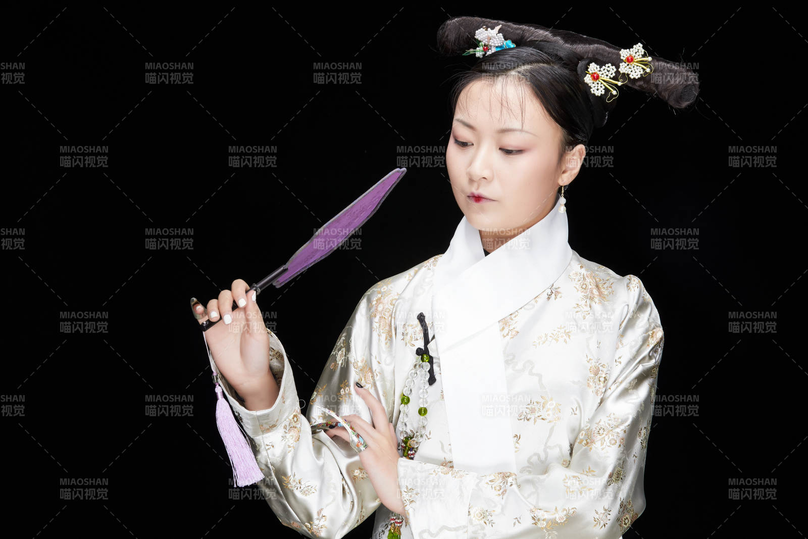 黑色背景下的清代女性古裝造型清朝古裝