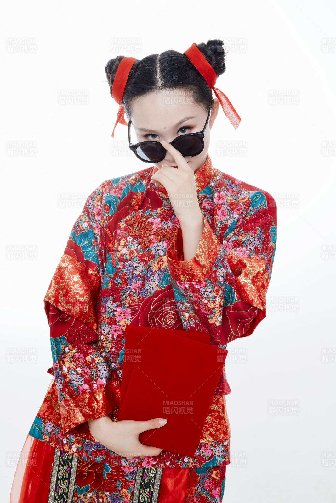 身穿中國傳統(tǒng)服飾的青年女性