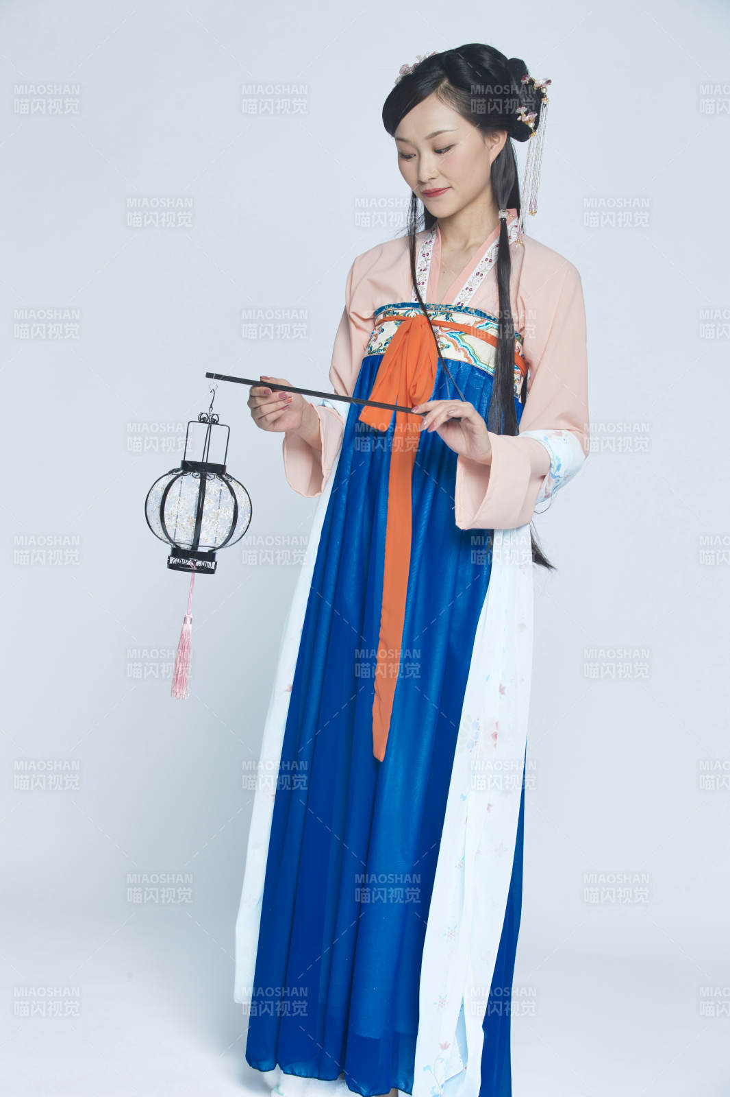 身穿古裝的漢服女性人像漢服影棚拍攝