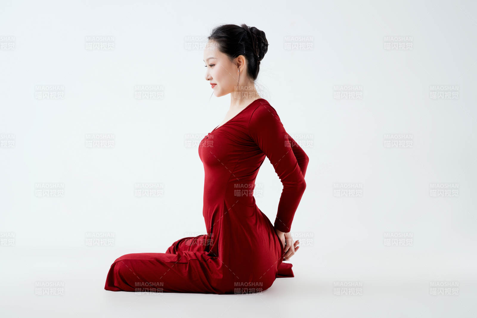 穿著紅色長裙翩翩起舞的少女