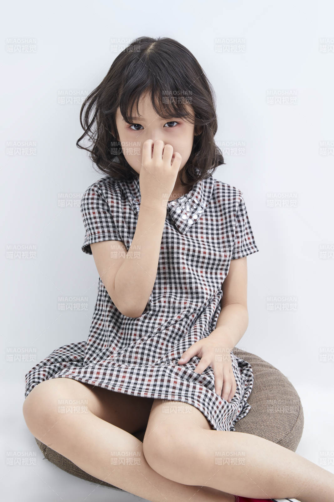 白色色背景的可愛的亞洲小女孩兒童