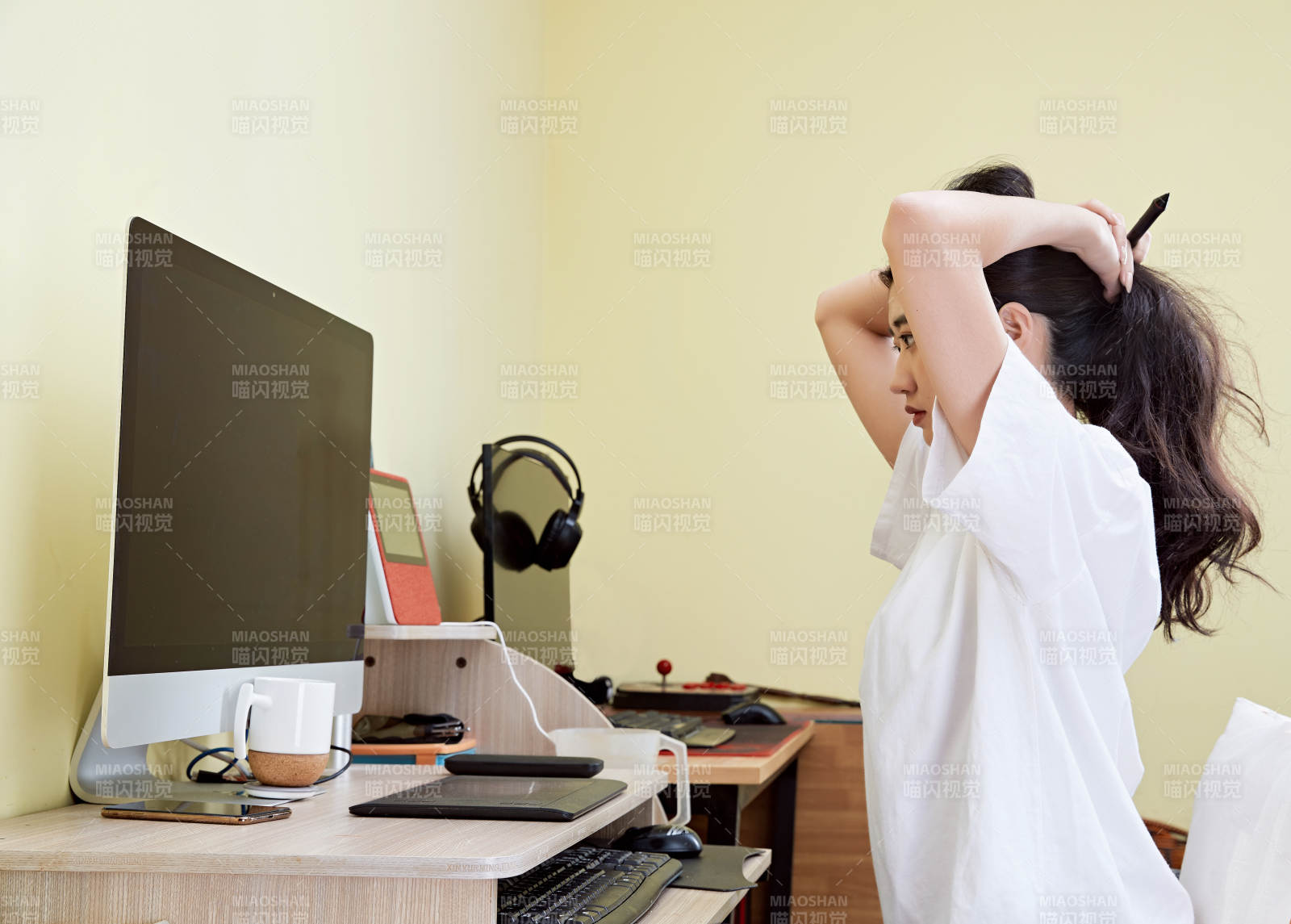 居家在電腦前創(chuàng)作插畫的年輕美女