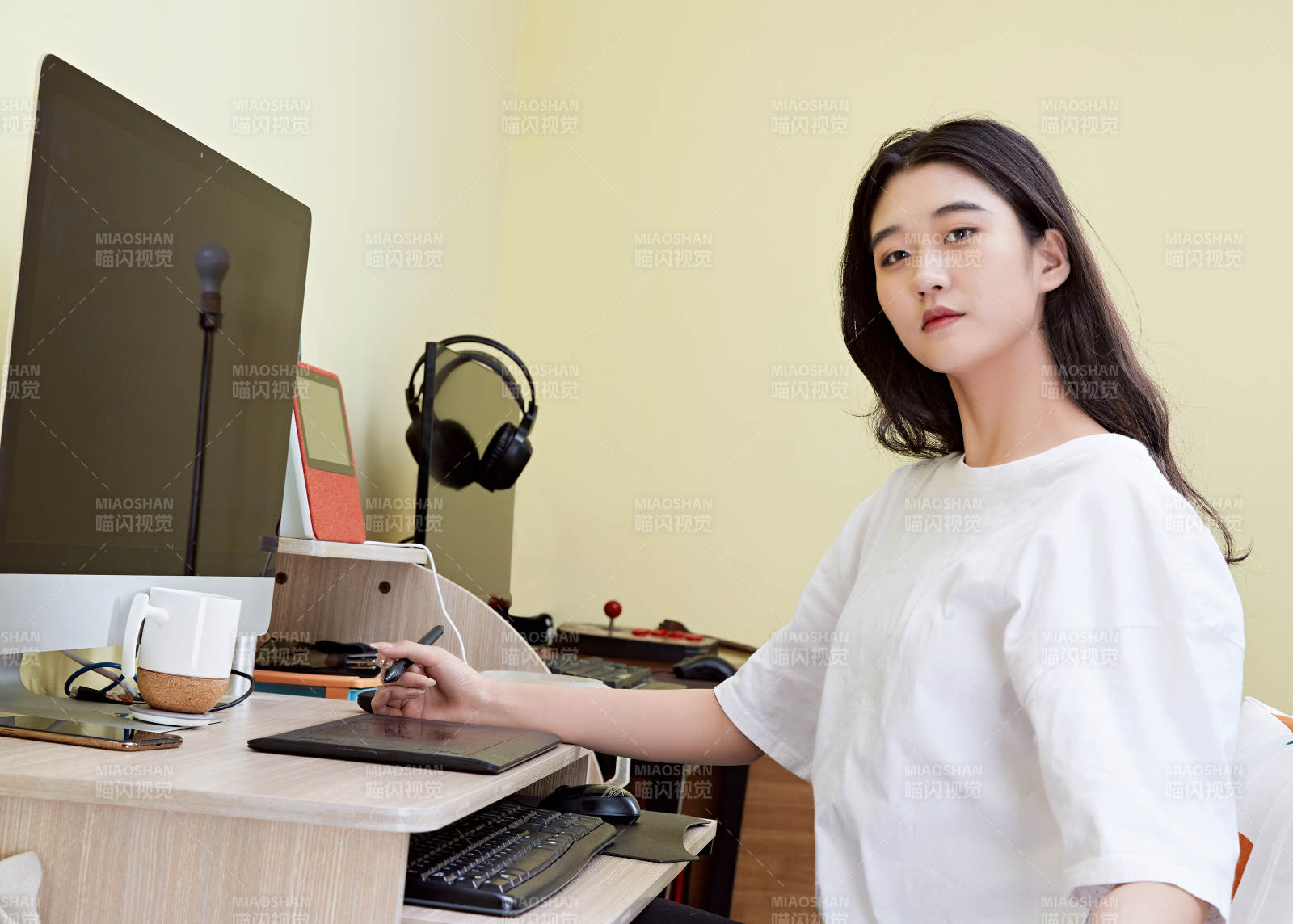 居家在電腦前創(chuàng)作插畫的年輕美女