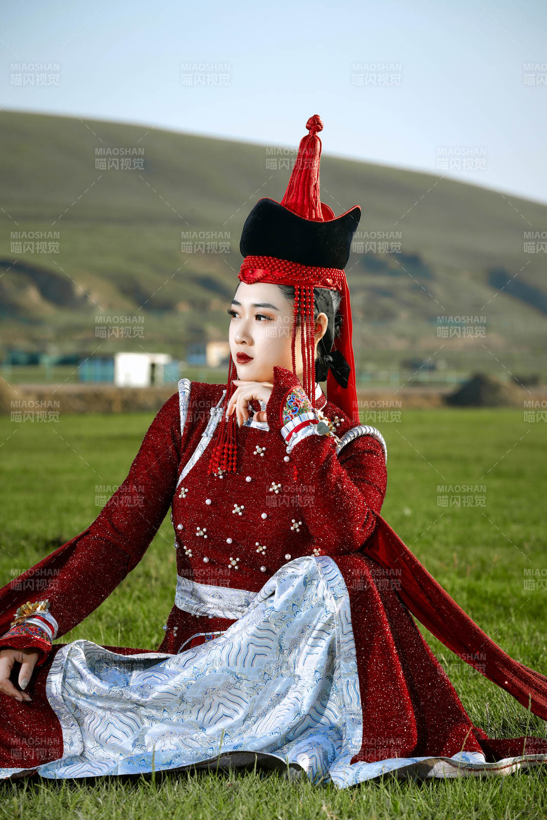 草原上穿著蒙古族傳統(tǒng)服飾的亞洲年輕美少女