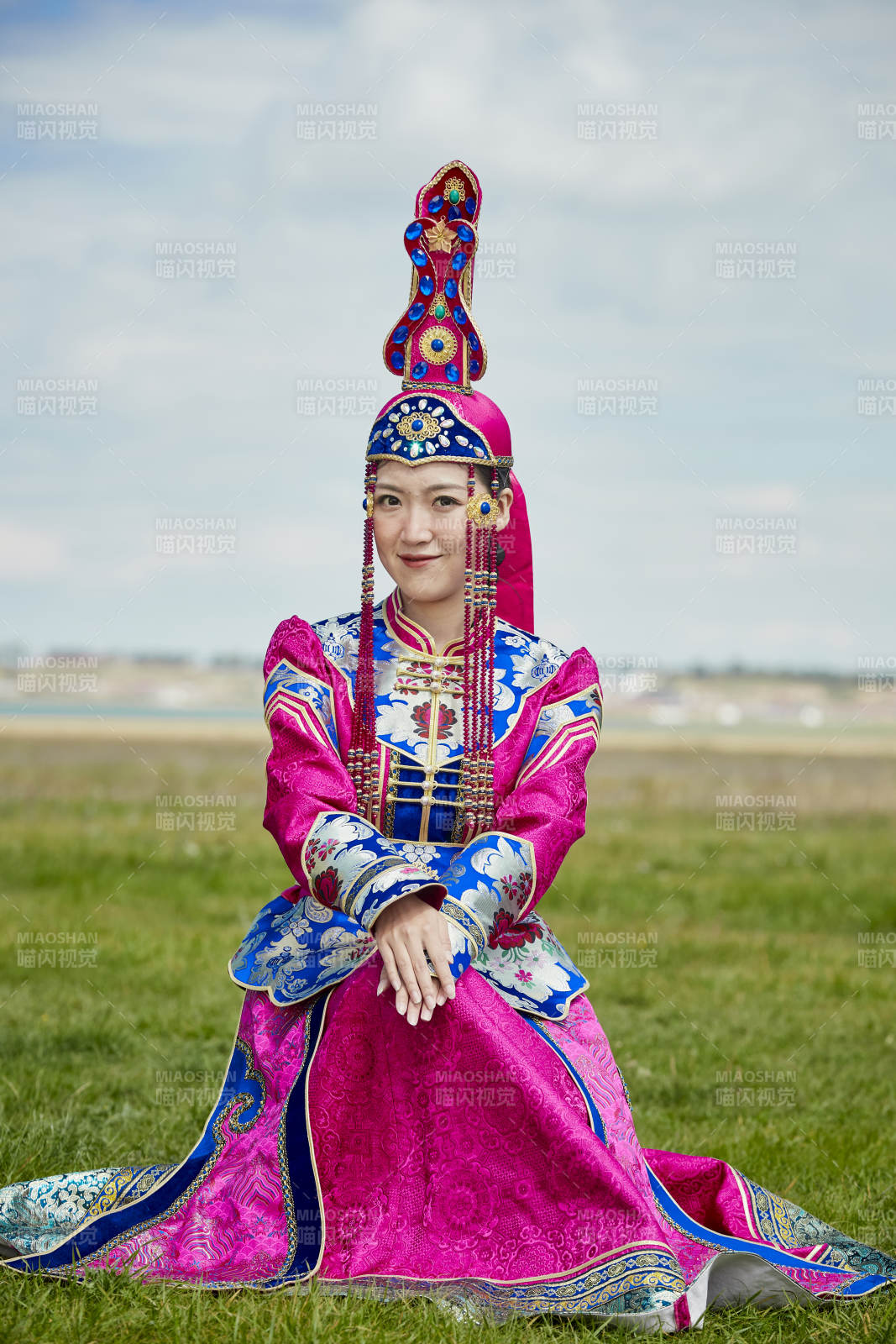 草原上身穿豪華蒙古族服飾的蒙族少女