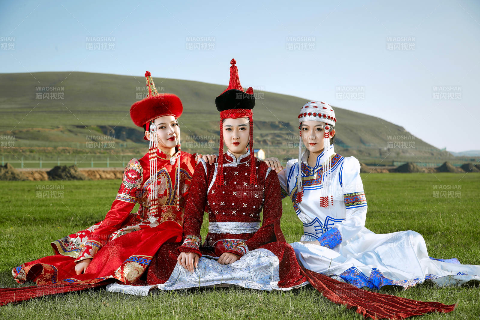 草原上穿著蒙古族傳統服飾的亞洲年輕美少女