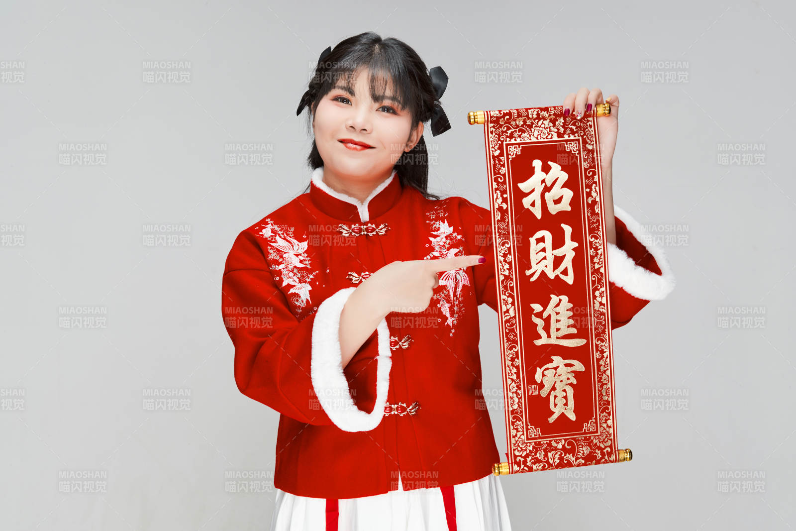 手持春聯身穿喜慶漢服的可愛少女