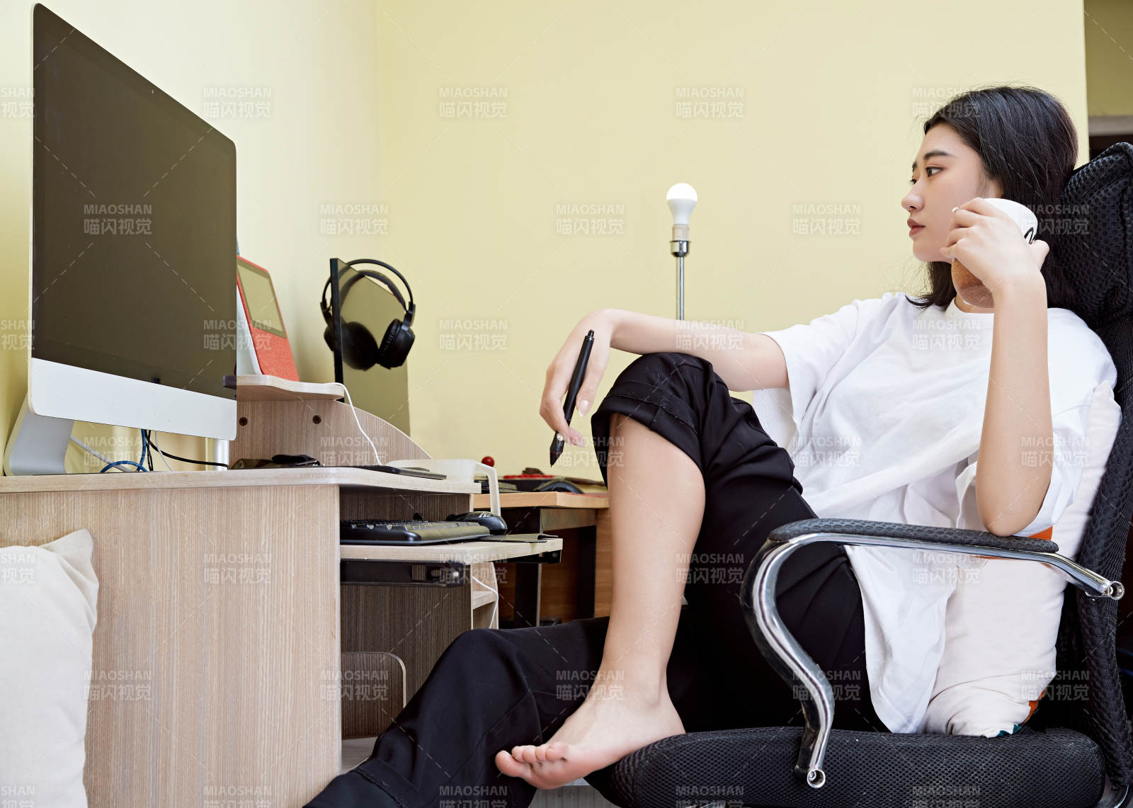 居家在電腦前創作插畫的年輕美女