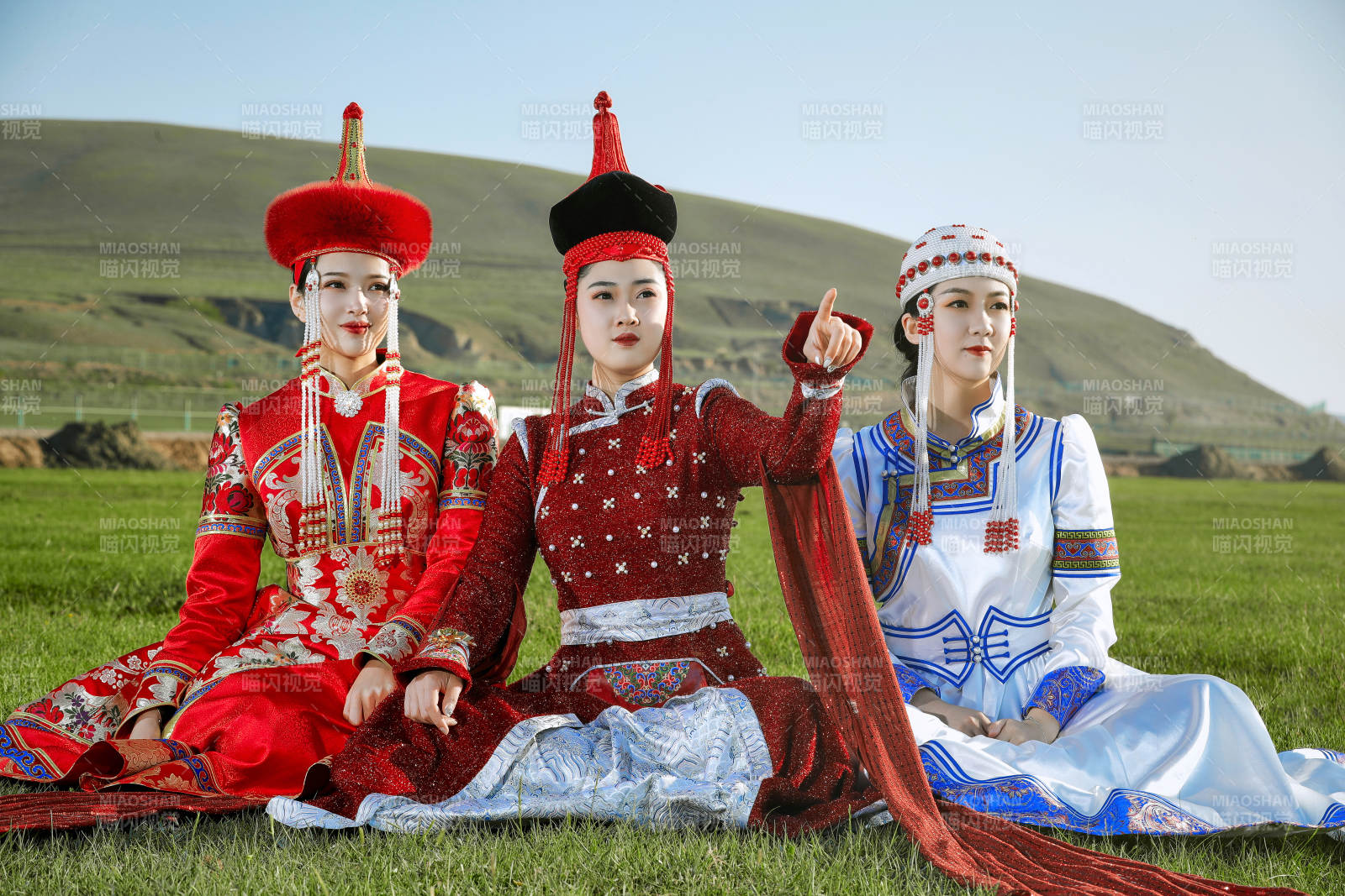 草原上穿著蒙古族傳統服飾的亞洲年輕美少女