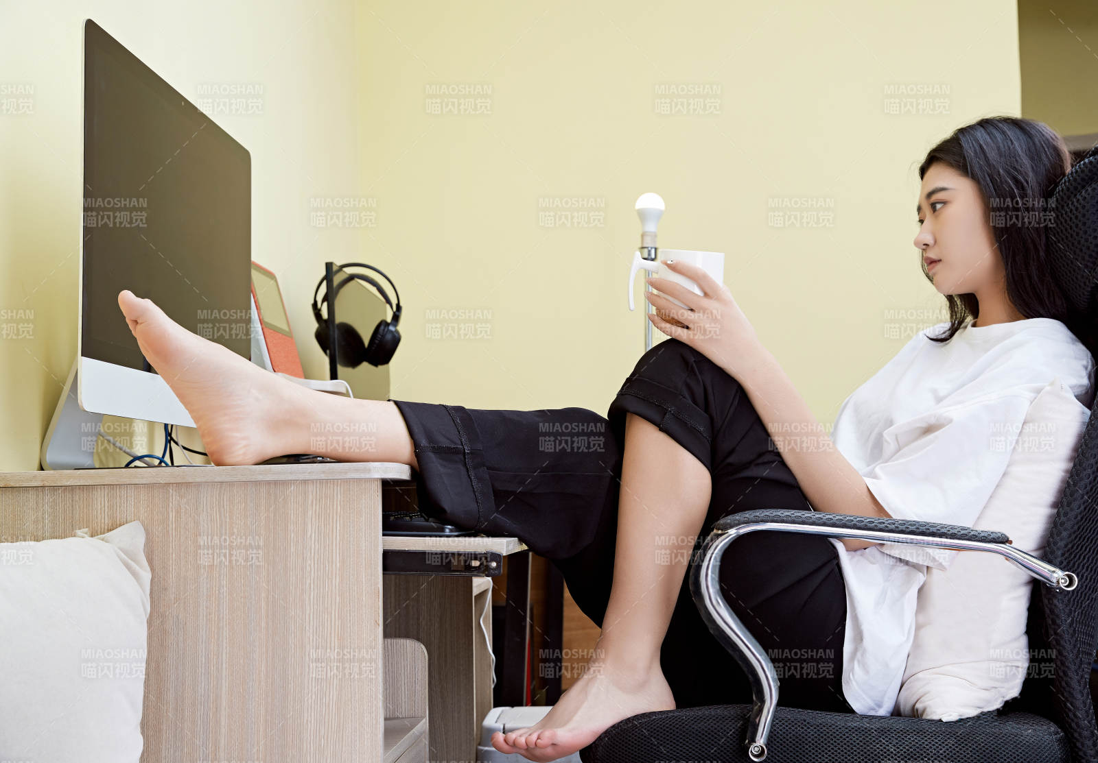 居家在電腦前創作插畫的年輕美女