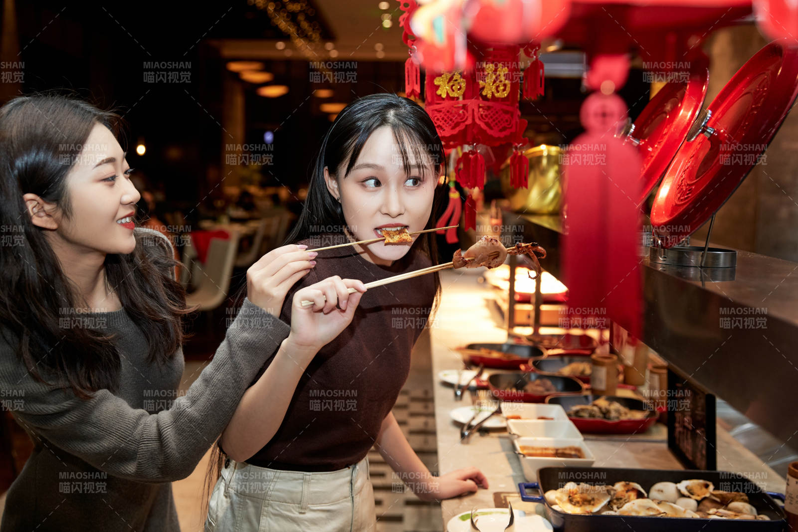在酒店自助餐廳大吃特吃的亞洲可愛閨蜜少女