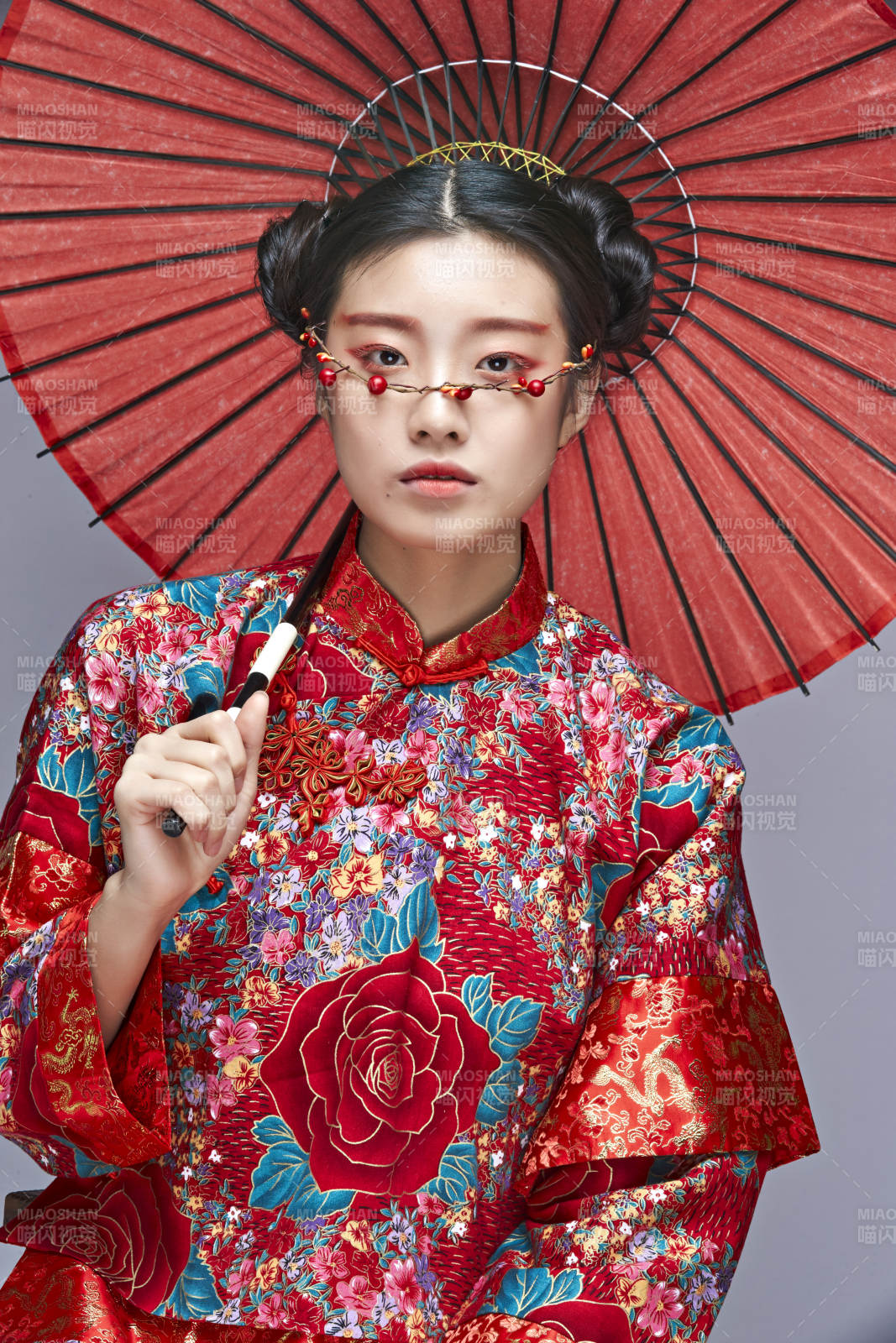 身穿中國秀禾服手撐油紙傘的亞洲女性模特