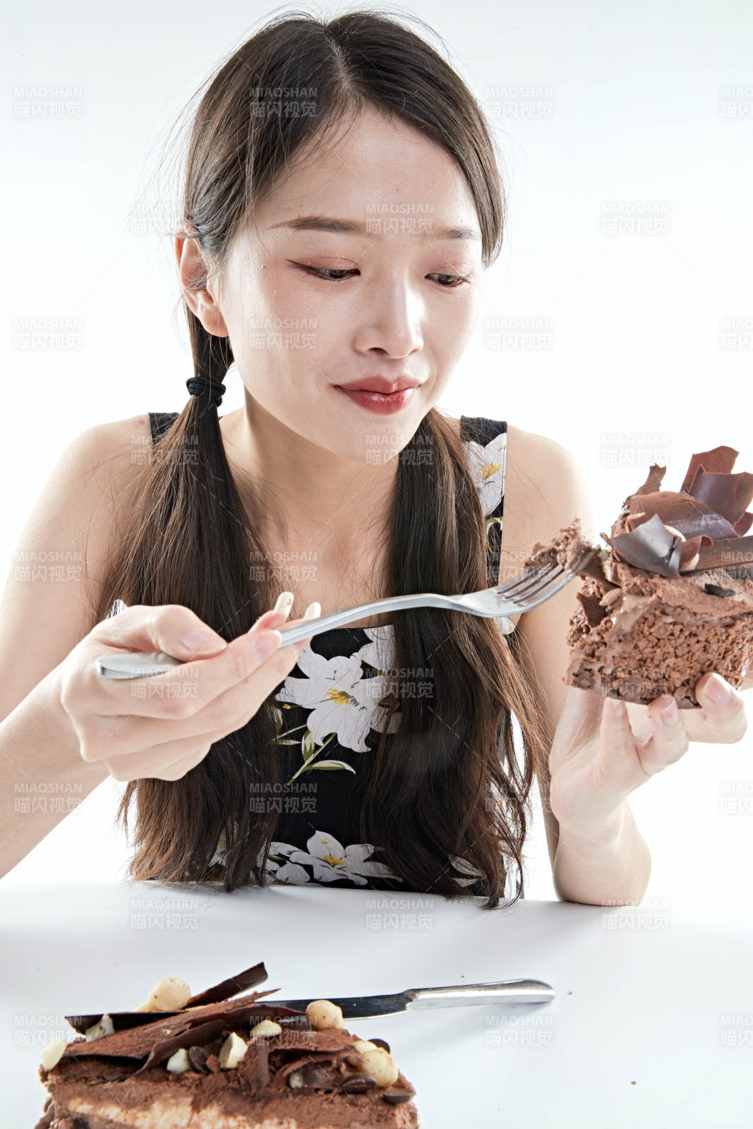 喝紅酒品嘗蛋糕的年輕女性