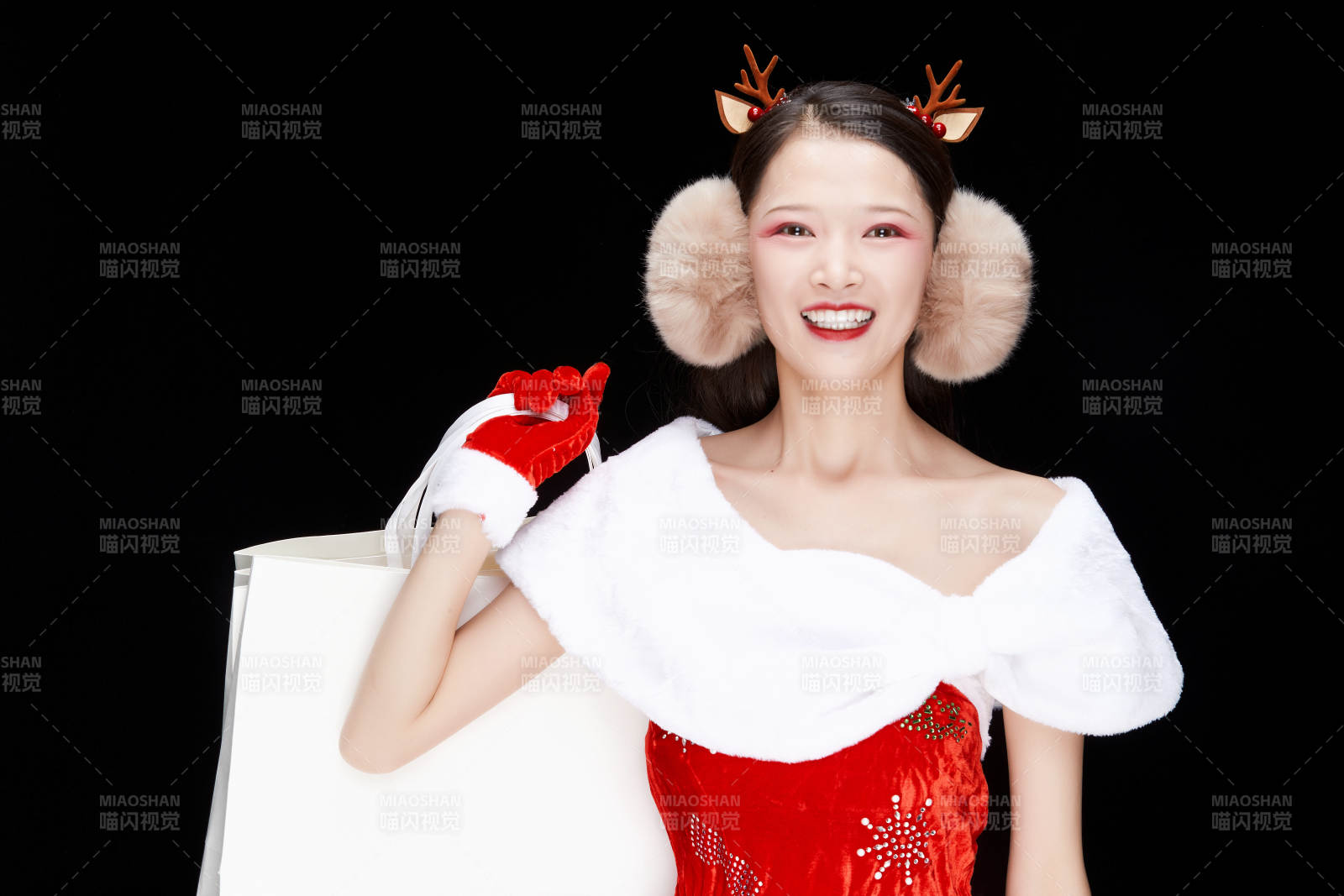 身穿圣誕服飾手提購物袋性感可愛的圣誕女郎